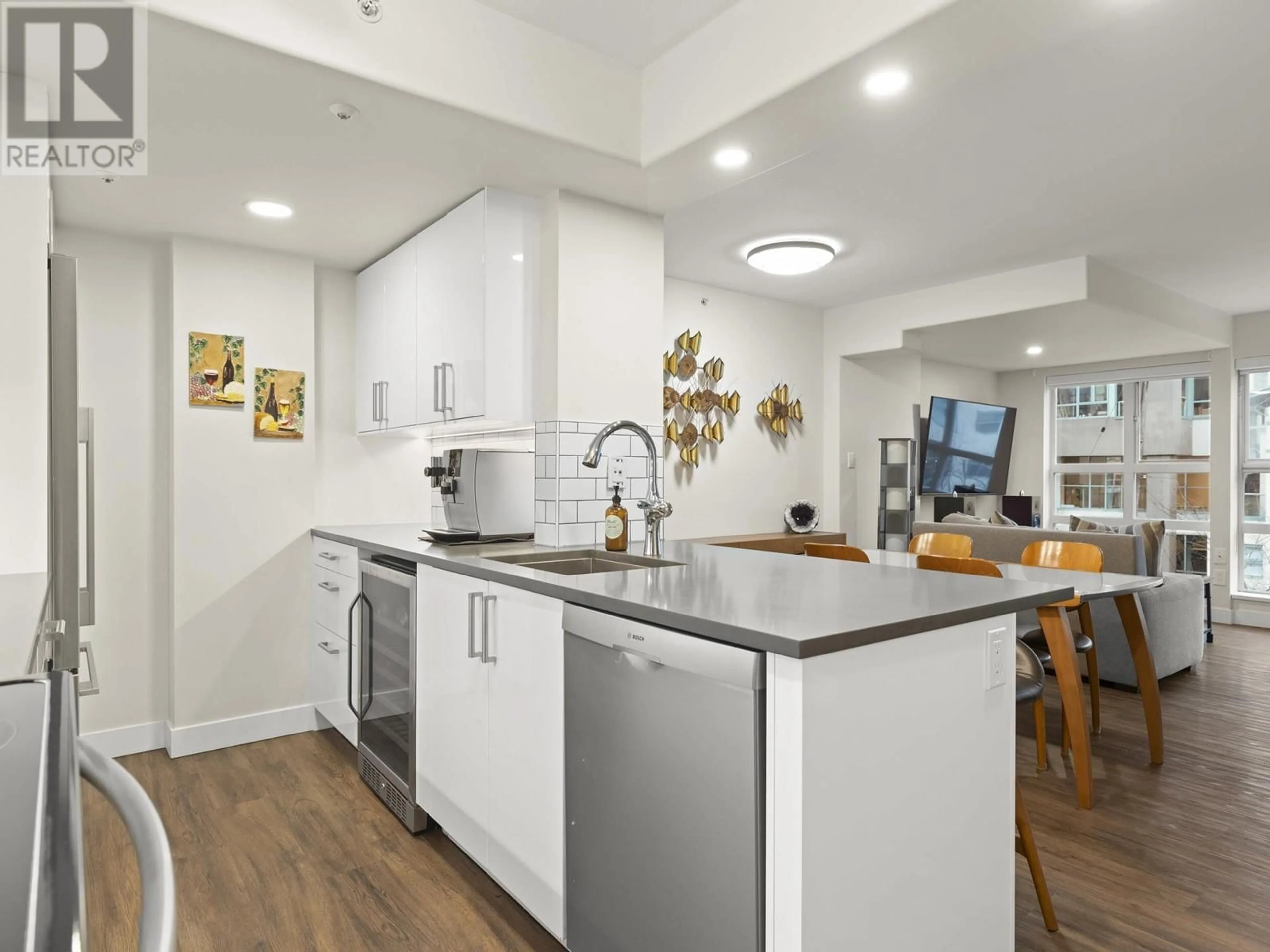 Open concept kitchen, unknown for 403 910 BEACH AVENUE, Vancouver British Columbia V6Z2W7