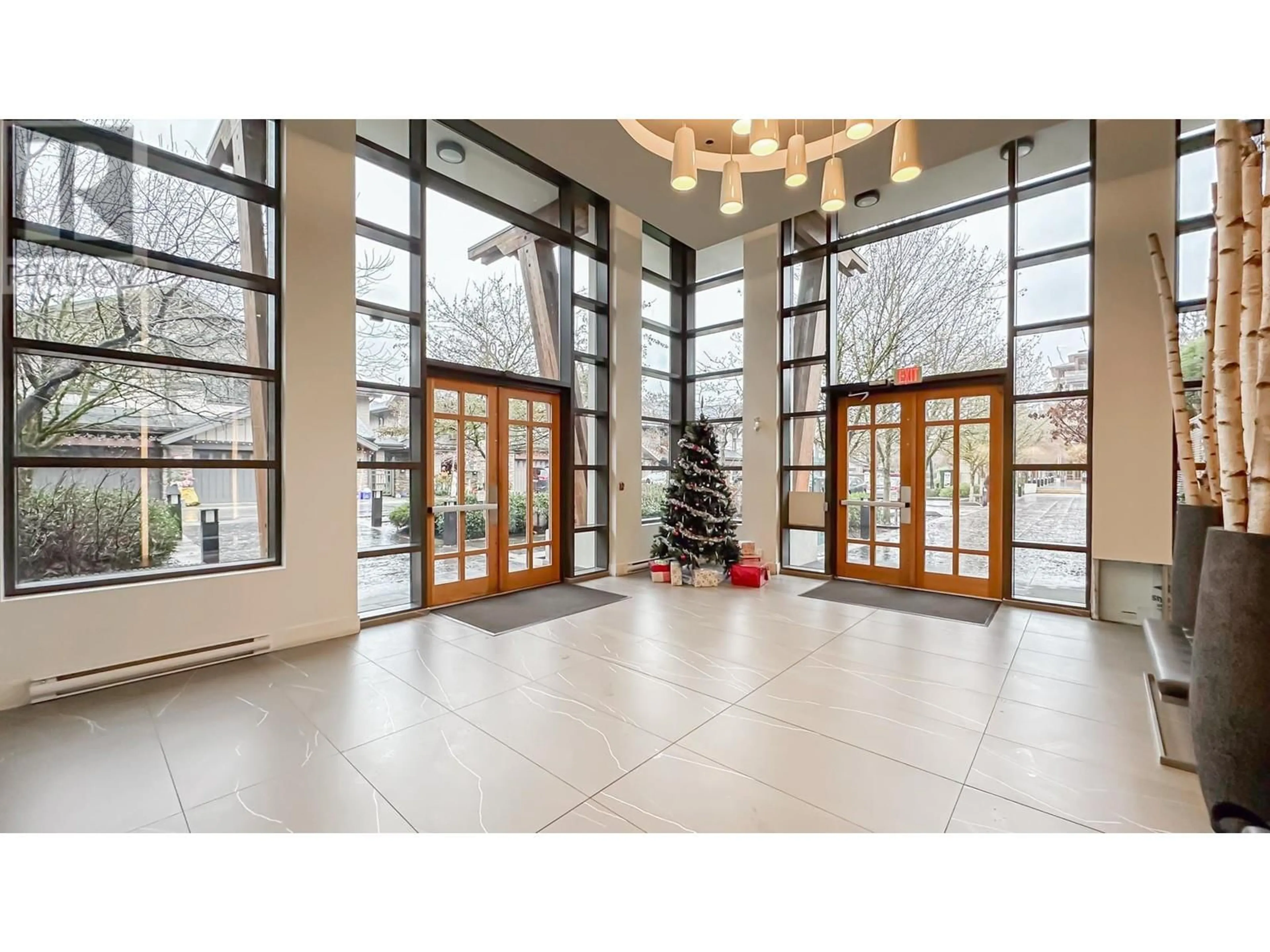 Indoor foyer for 311 3606 ALDERCREST DRIVE, North Vancouver British Columbia V7G0A3