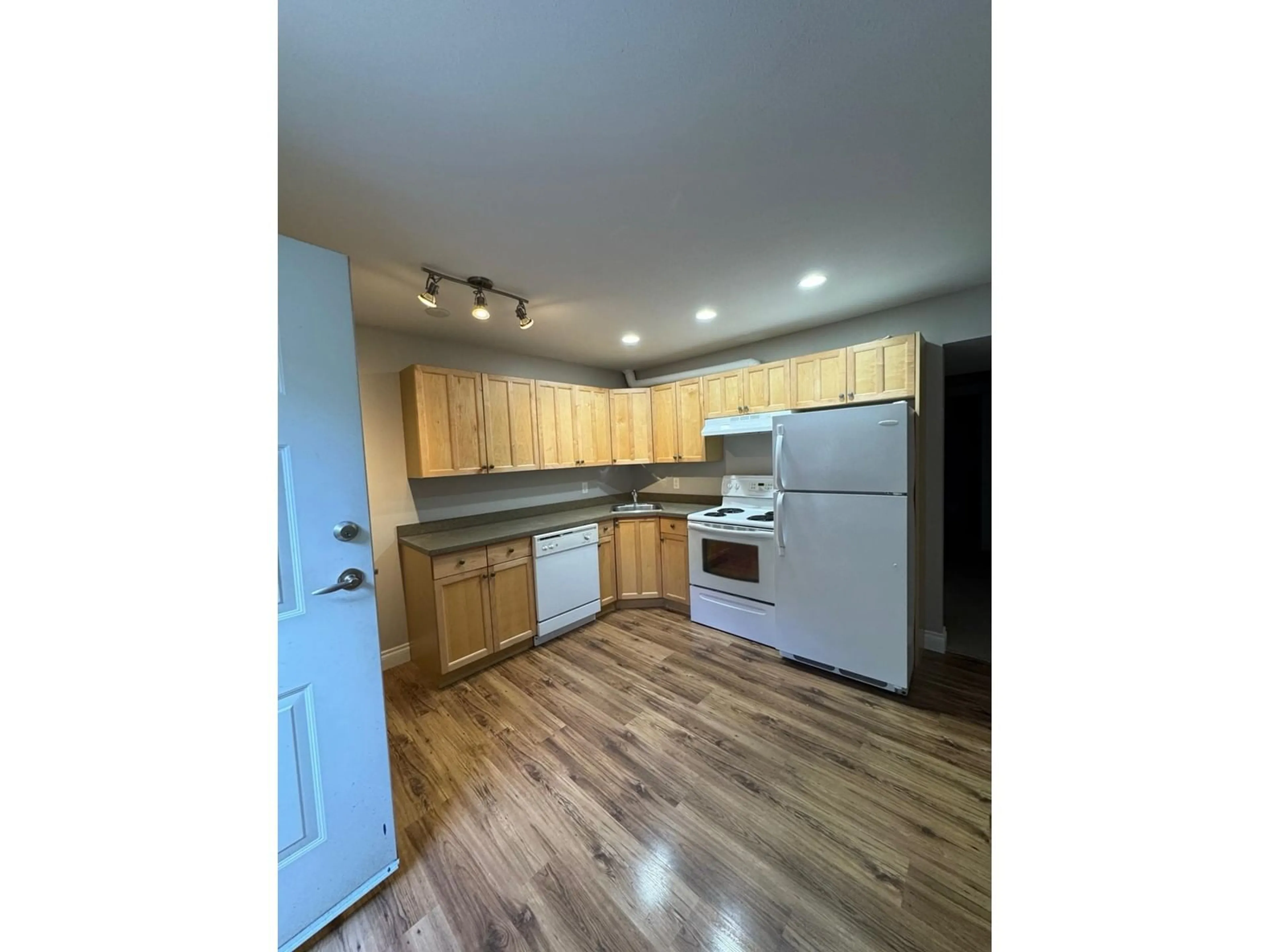 Standard kitchen, wood/laminate floor for 6621 192A STREET, Surrey British Columbia V4N0B9