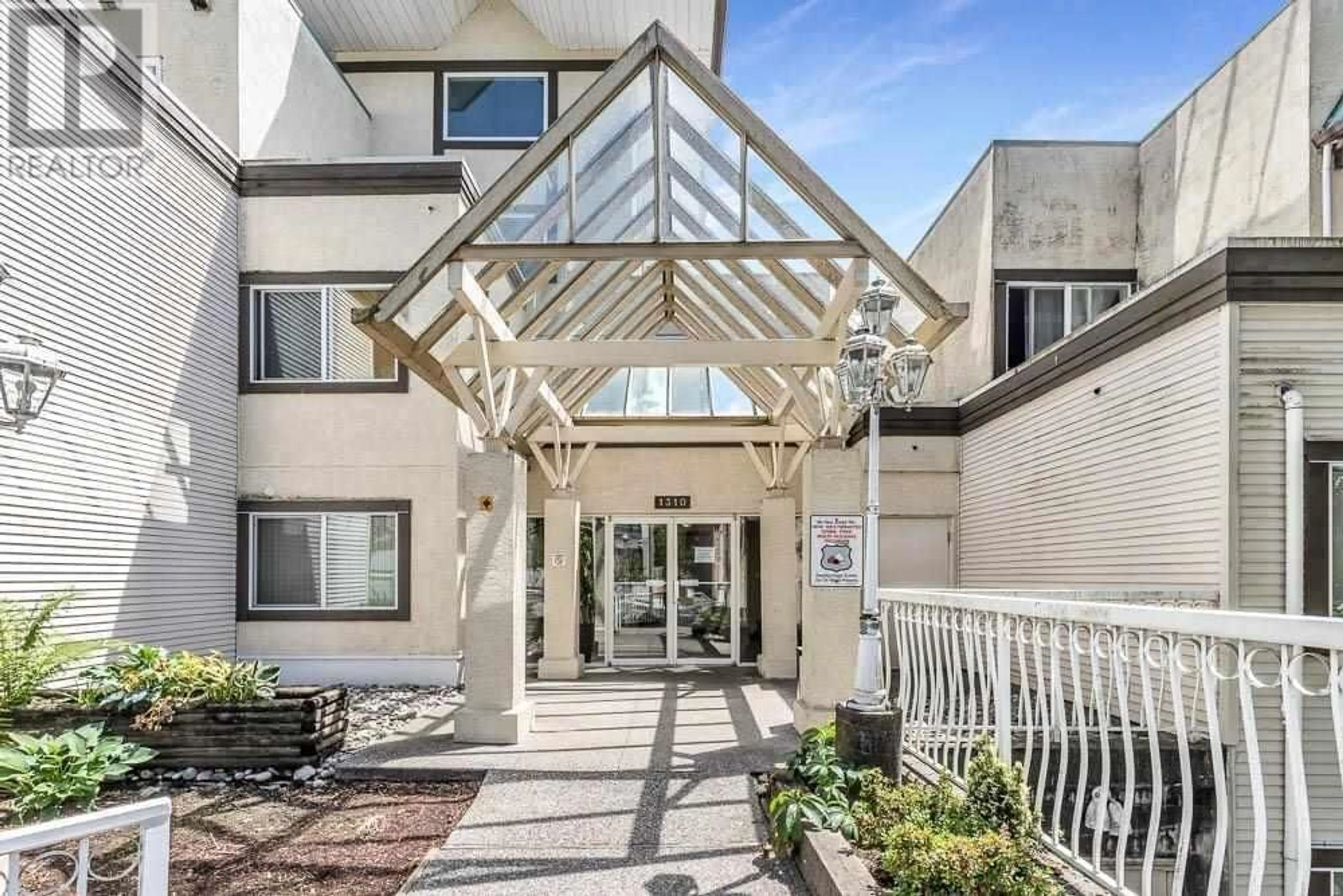 Indoor foyer for 503 1310 CARIBOO STREET, New Westminster British Columbia V3M1X2