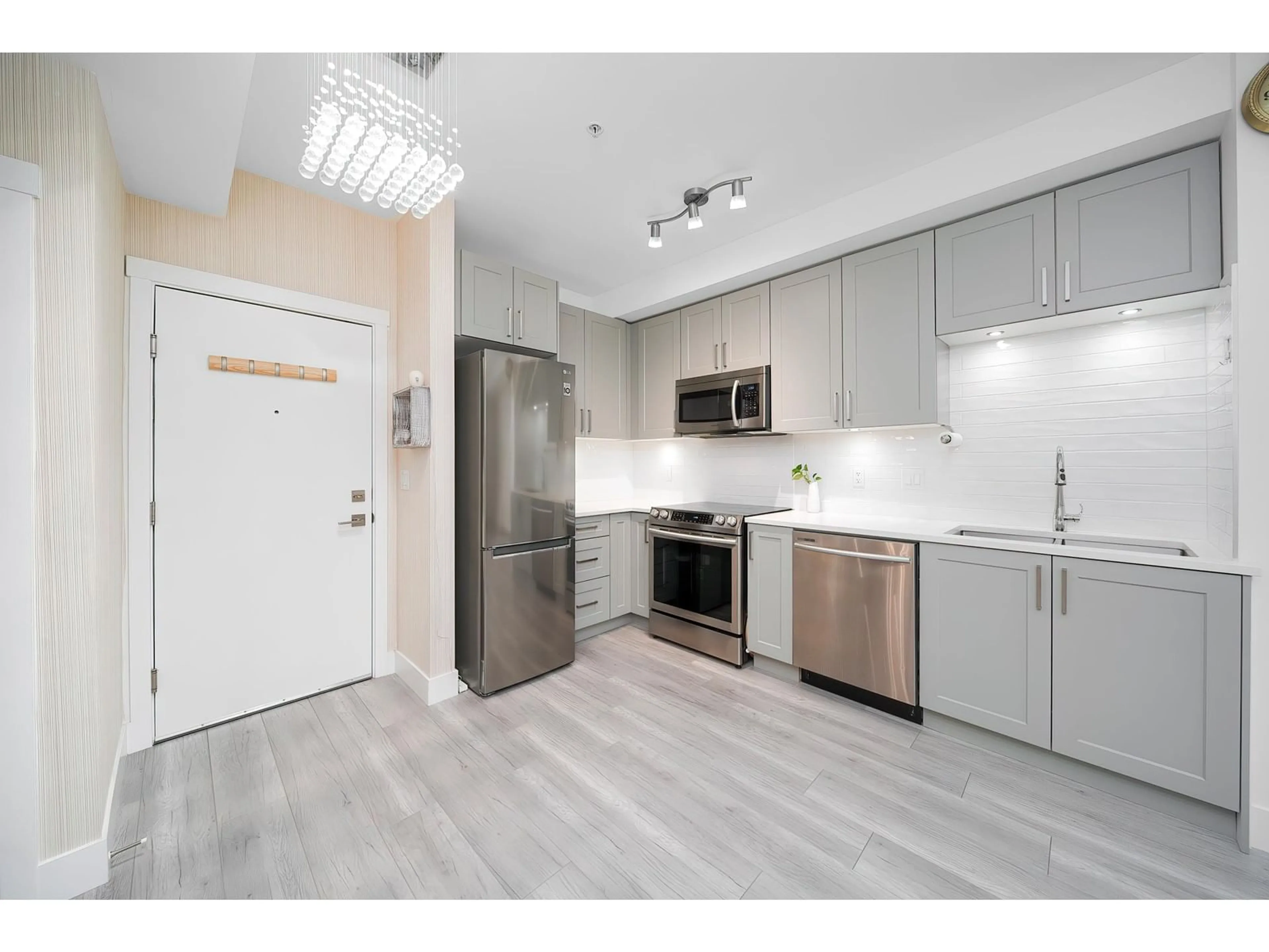 Standard kitchen, unknown for 306 9689 140 STREET, Surrey British Columbia V3T0P3