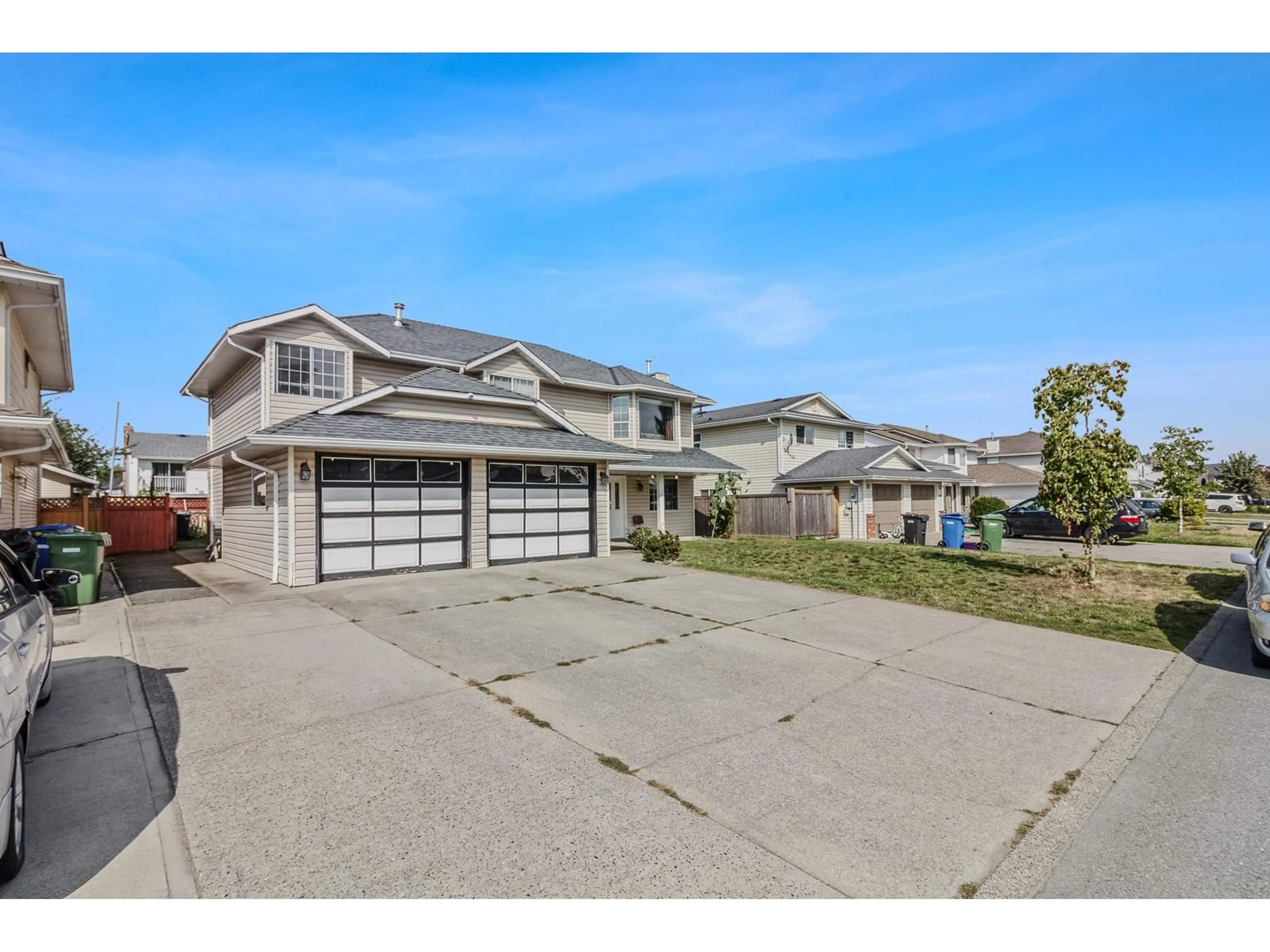 A pic from outside/outdoor area/front of a property/back of a property/a pic from drone, street for 32095 ROGERS AVENUE, Abbotsford British Columbia V2T5B7