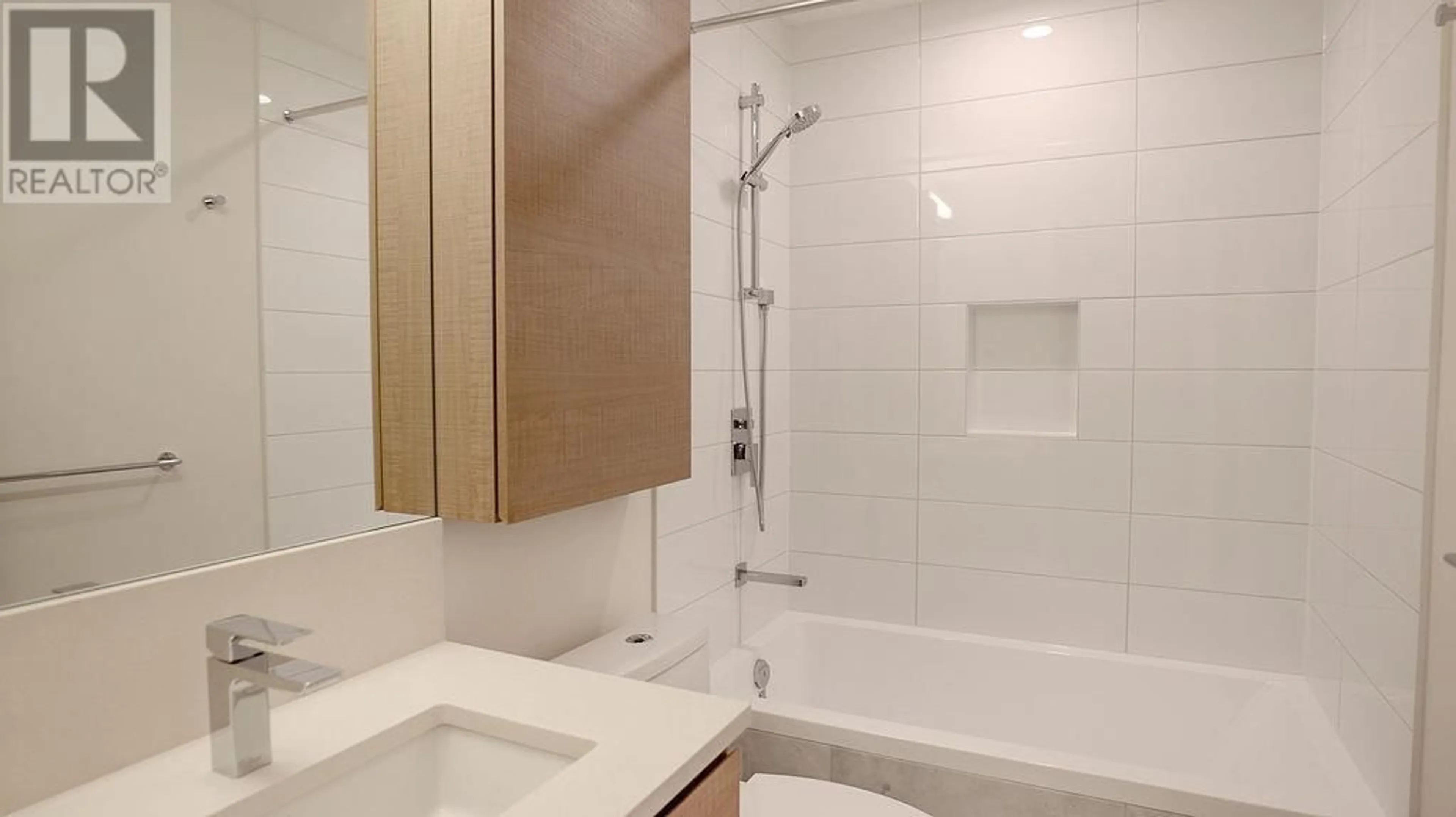 Standard bathroom, ceramic/tile floor for 4001 4168 LOUGHEED HIGHWAY, Burnaby British Columbia V5C6A7