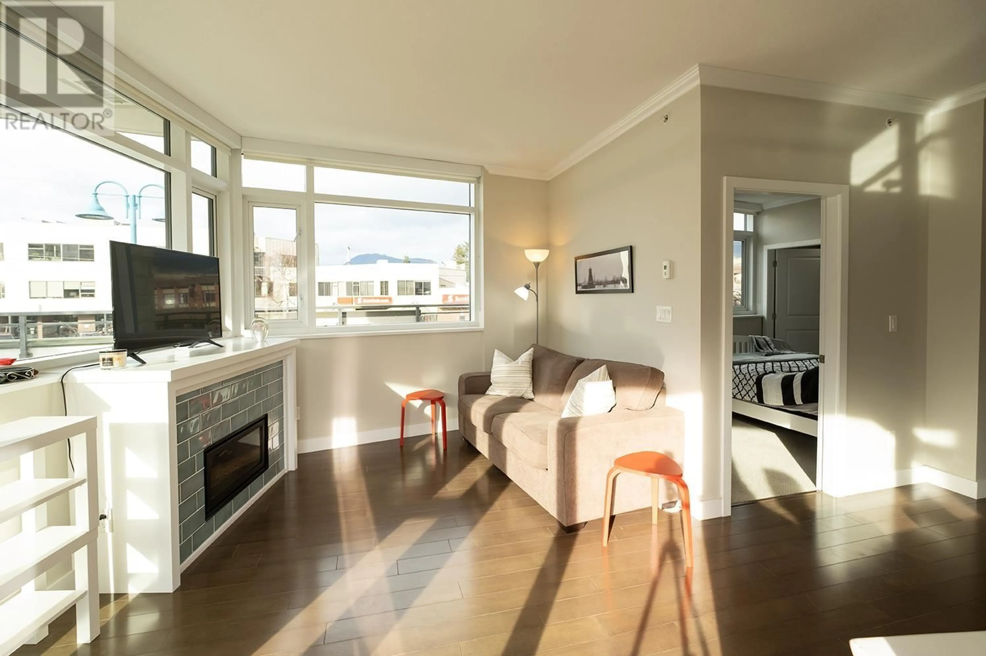 Living room with furniture, wood/laminate floor for 5665 TEREDO STREET, Sechelt British Columbia V7Z0J2