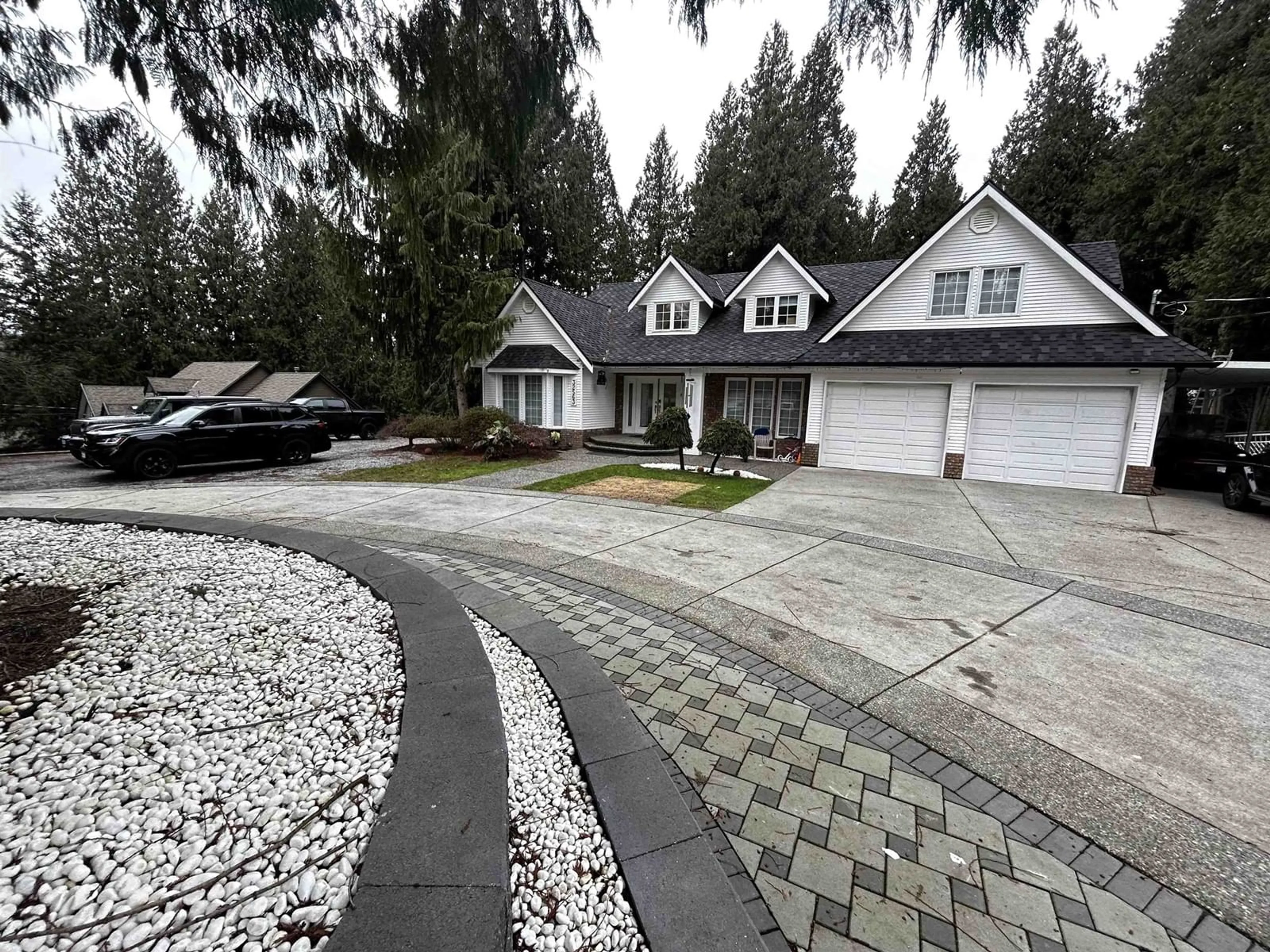 A pic from outside/outdoor area/front of a property/back of a property/a pic from drone, street for 32563 VERDON WAY, Abbotsford British Columbia V2T7Y3