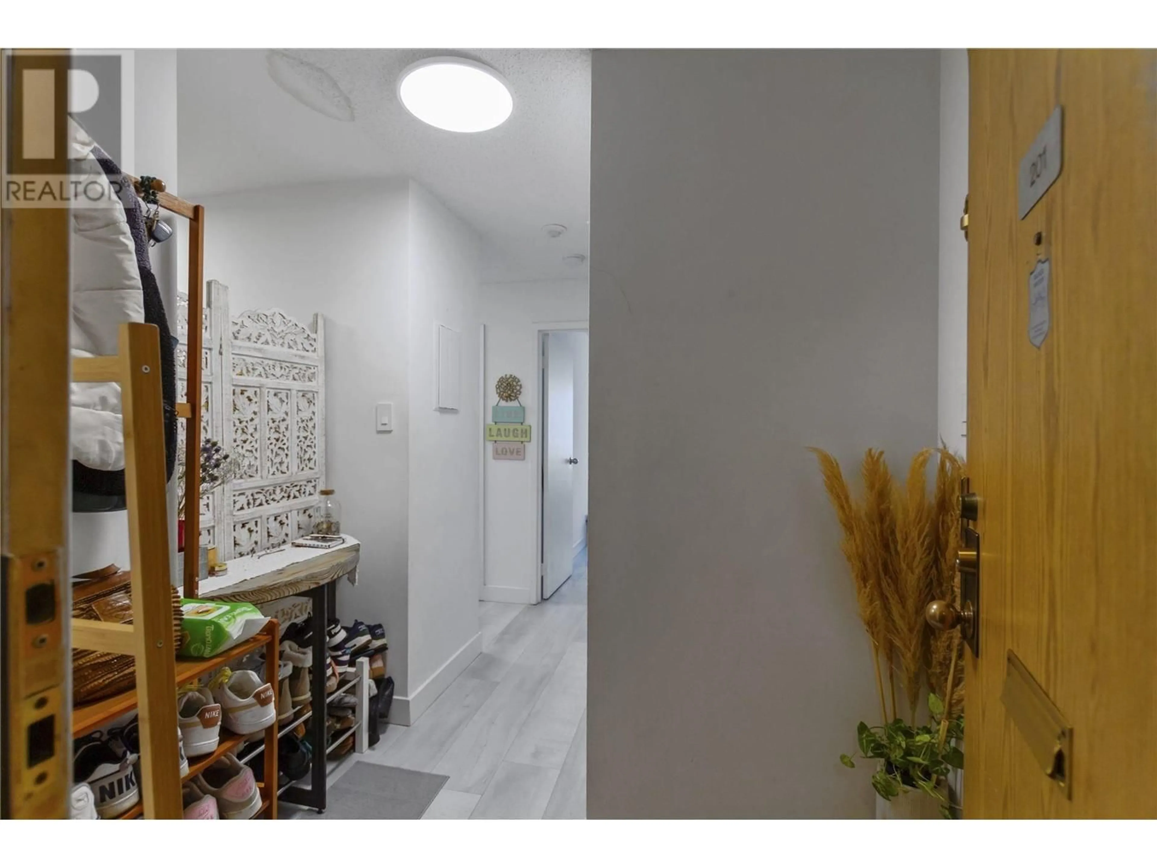 Indoor foyer for 201 - 6540 BURLINGTON AVENUE, Burnaby British Columbia V5H4G3