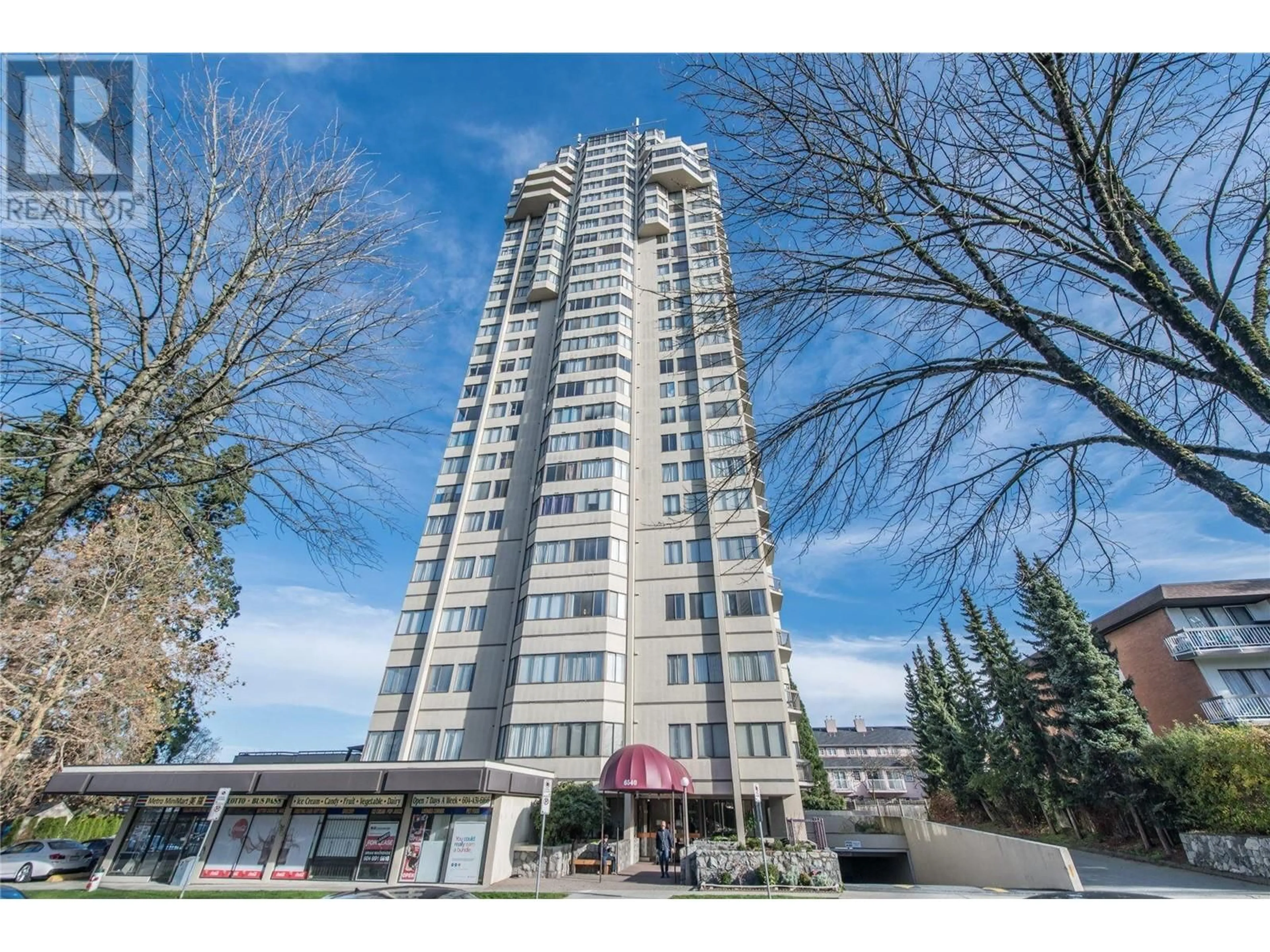 Indoor foyer for 201 6540 BURLINGTON AVENUE, Burnaby British Columbia V5H4G3