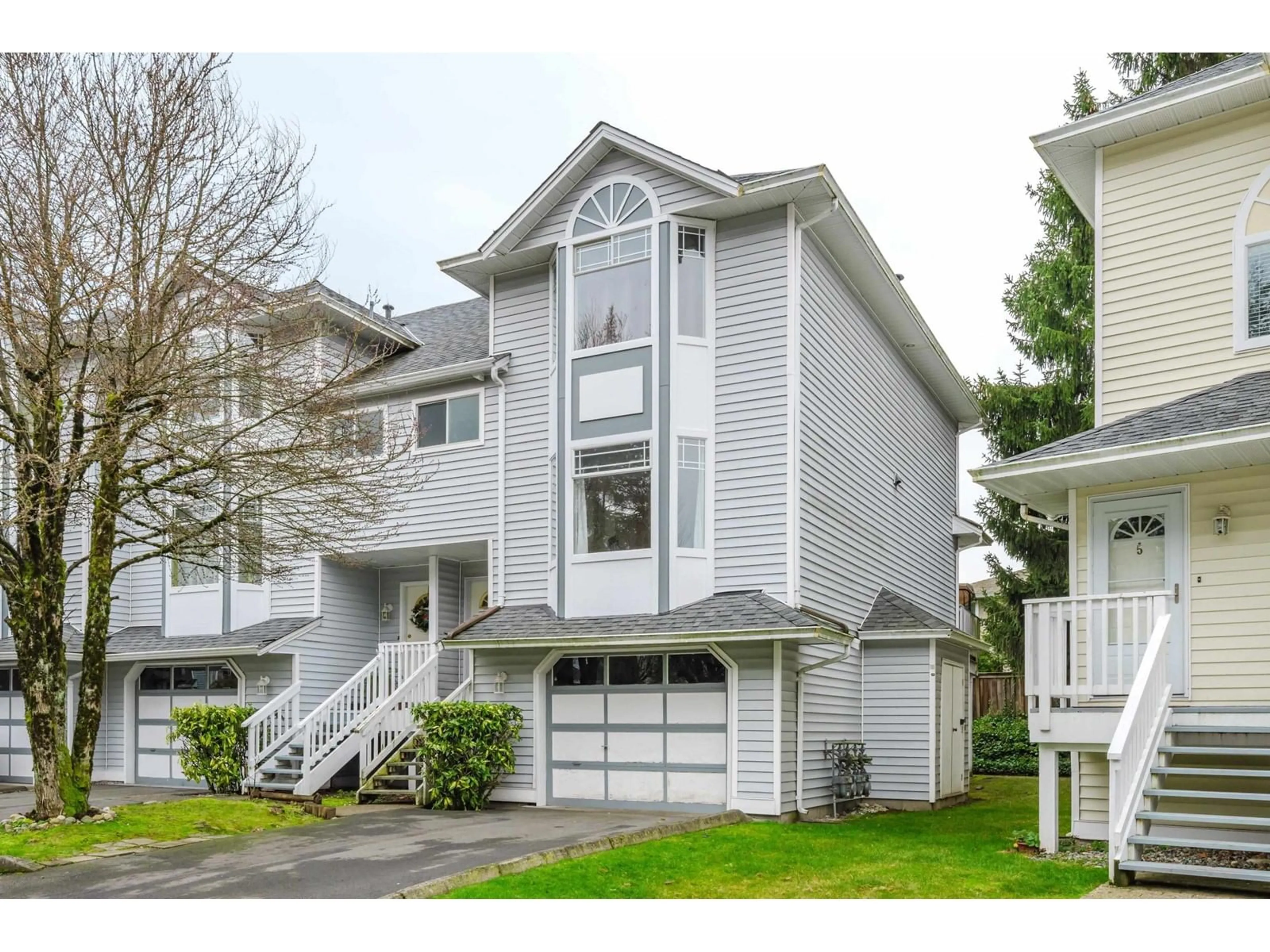 Home with vinyl exterior material, street for 4 15550 89 AVENUE, Surrey British Columbia V3R1N1