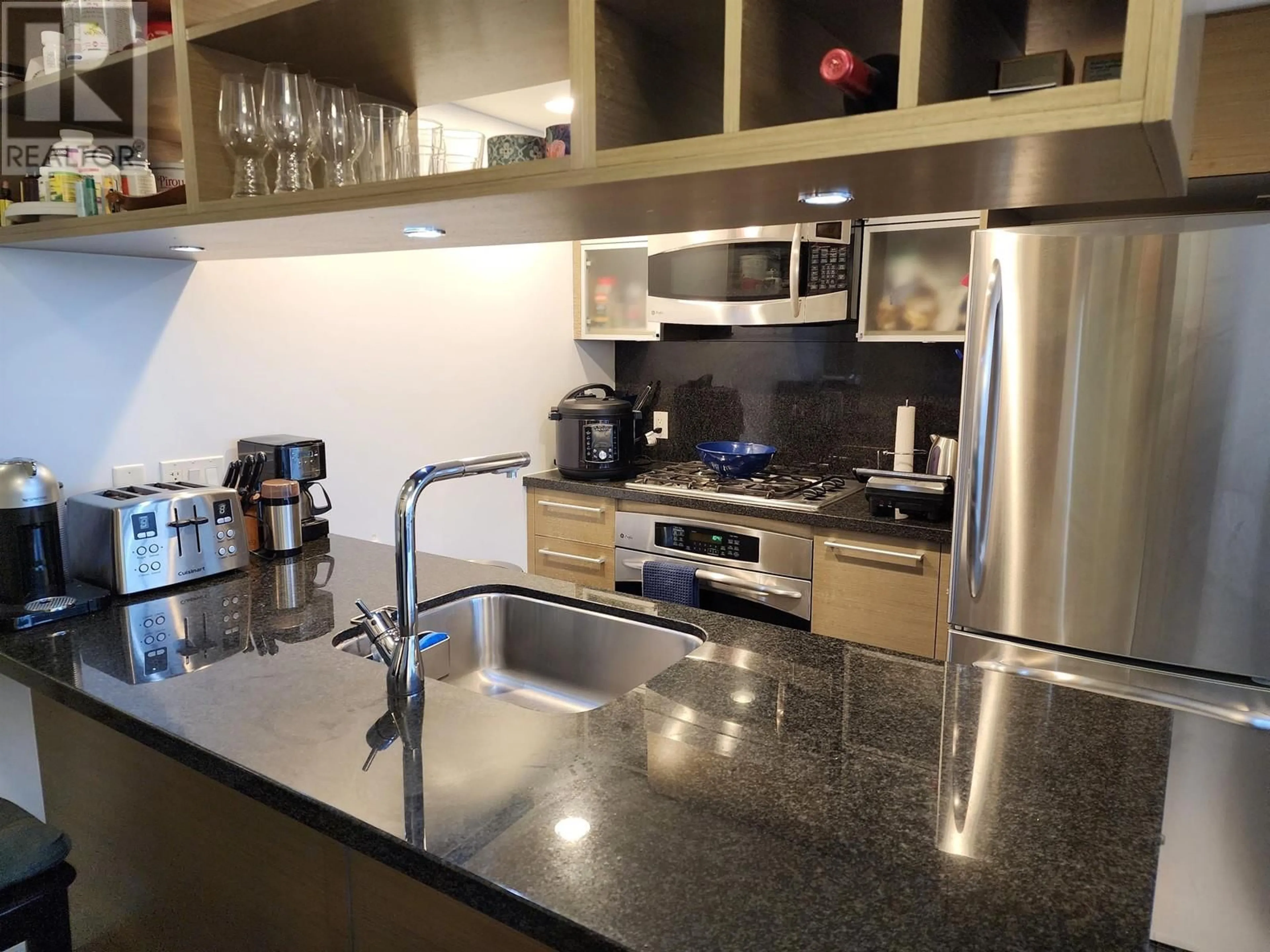 Standard kitchen, unknown for 2610 833 SEYMOUR STREET, Vancouver British Columbia V6B0G4