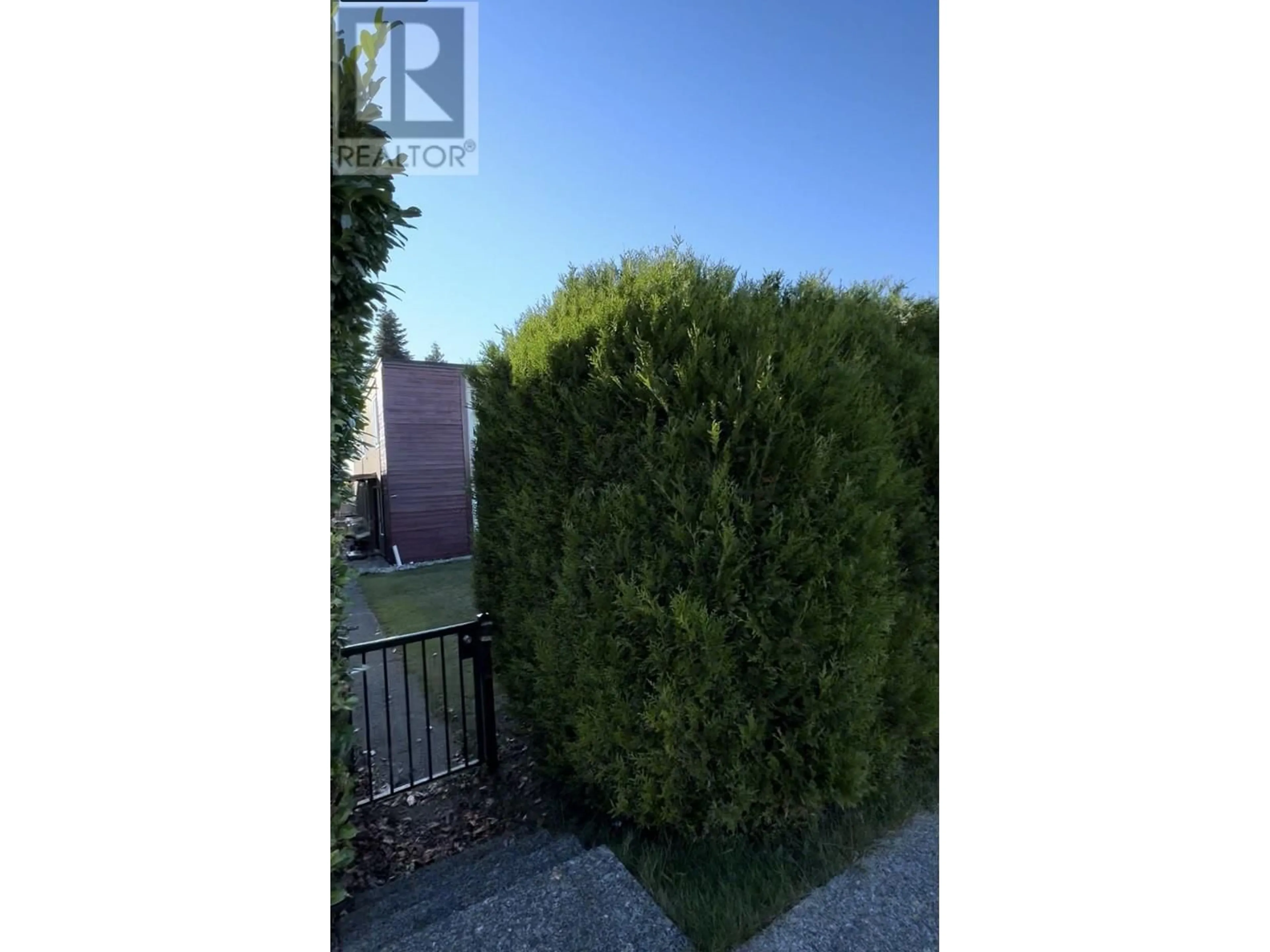 A pic from outside/outdoor area/front of a property/back of a property/a pic from drone, forest/trees view for 5333 BARKER AVENUE, Burnaby British Columbia V5H2N6