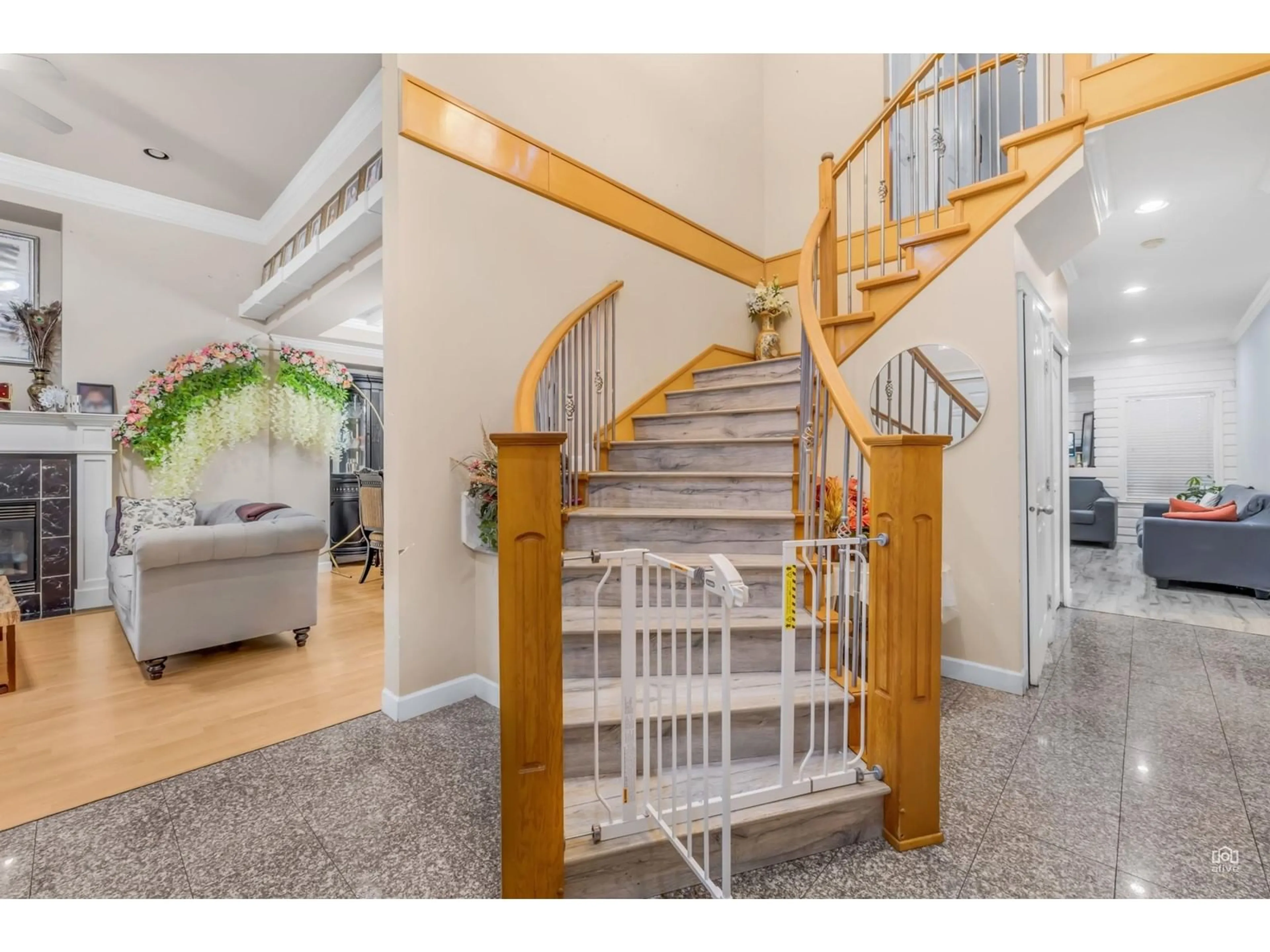 Indoor foyer for 14616 67A AVENUE, Surrey British Columbia V3S0Z4