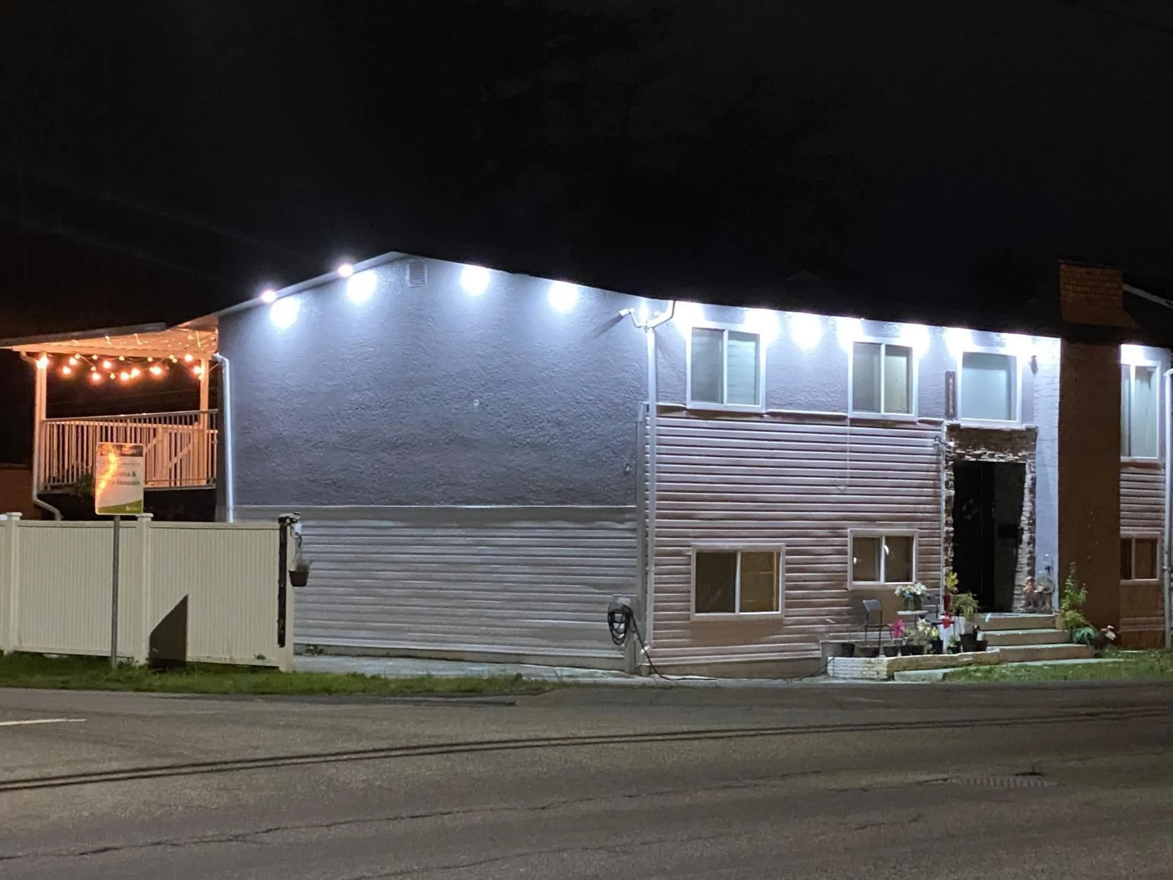 Home with vinyl exterior material, building for 12472 100 AVENUE, Surrey British Columbia V3V2X5