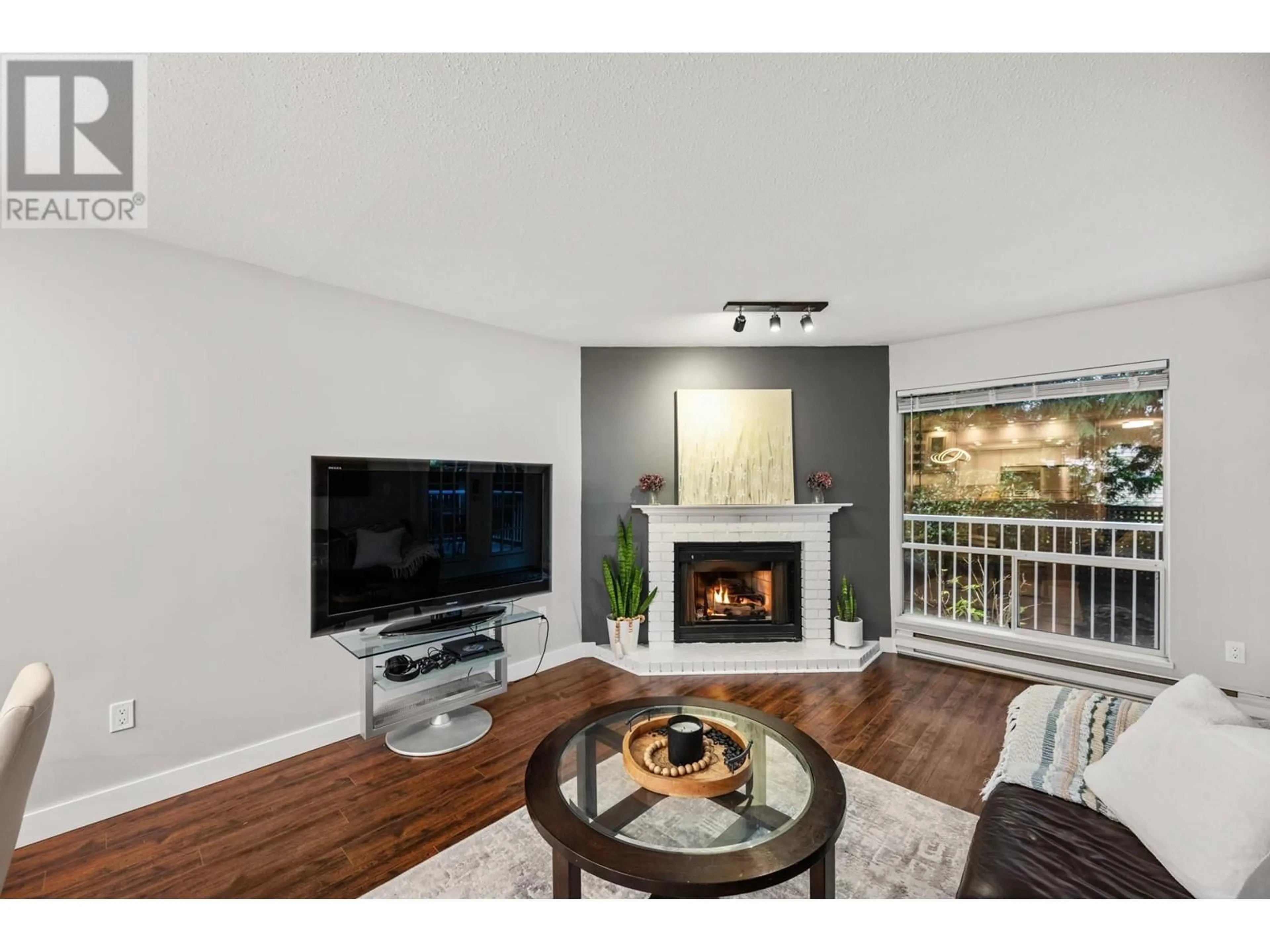 Living room with furniture, wood/laminate floor for 108 1441 GARDEN PLACE, Delta British Columbia V4M3Z2