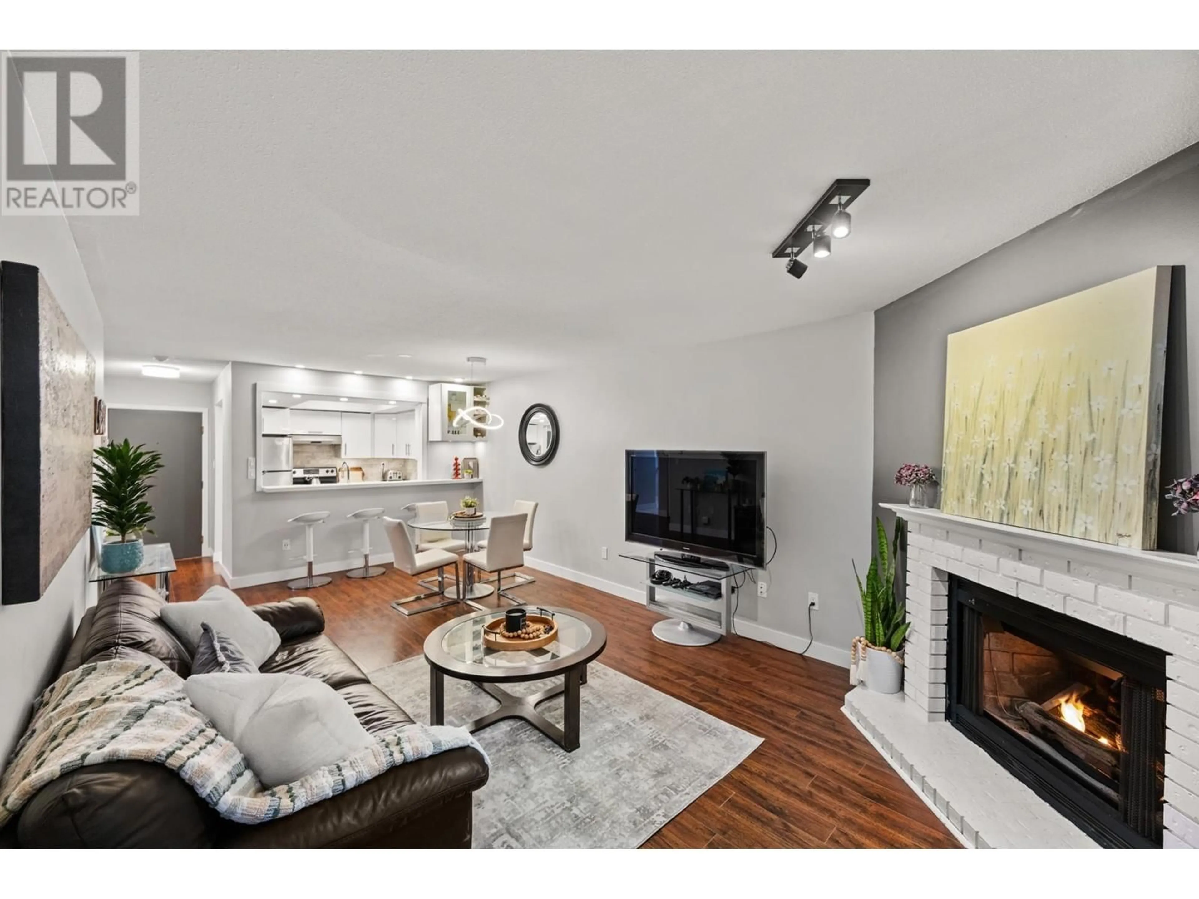 Living room with furniture, wood/laminate floor for 108 1441 GARDEN PLACE, Delta British Columbia V4M3Z2