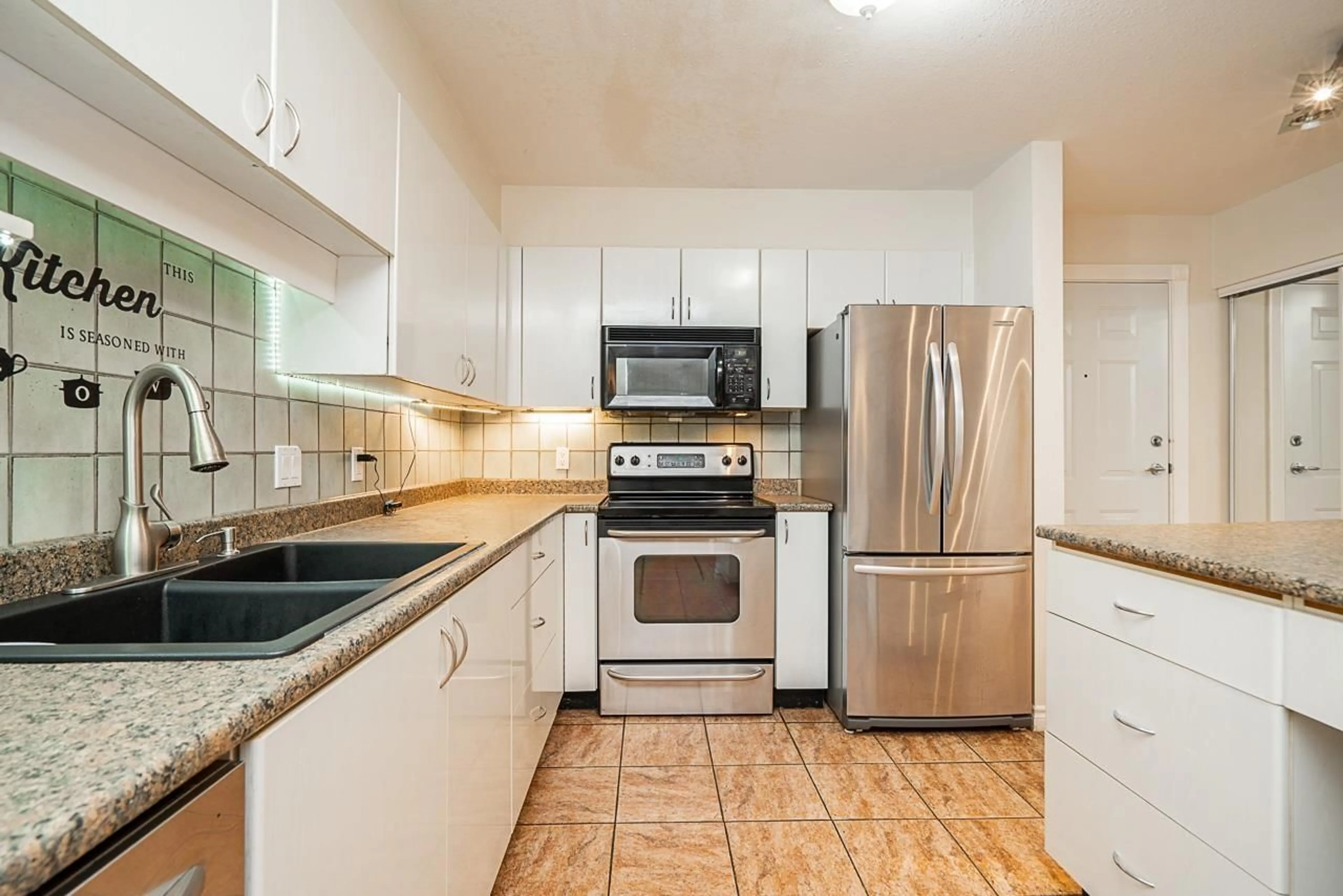 Standard kitchen, unknown for 208 9668 148 STREET, Surrey British Columbia V3R0W2