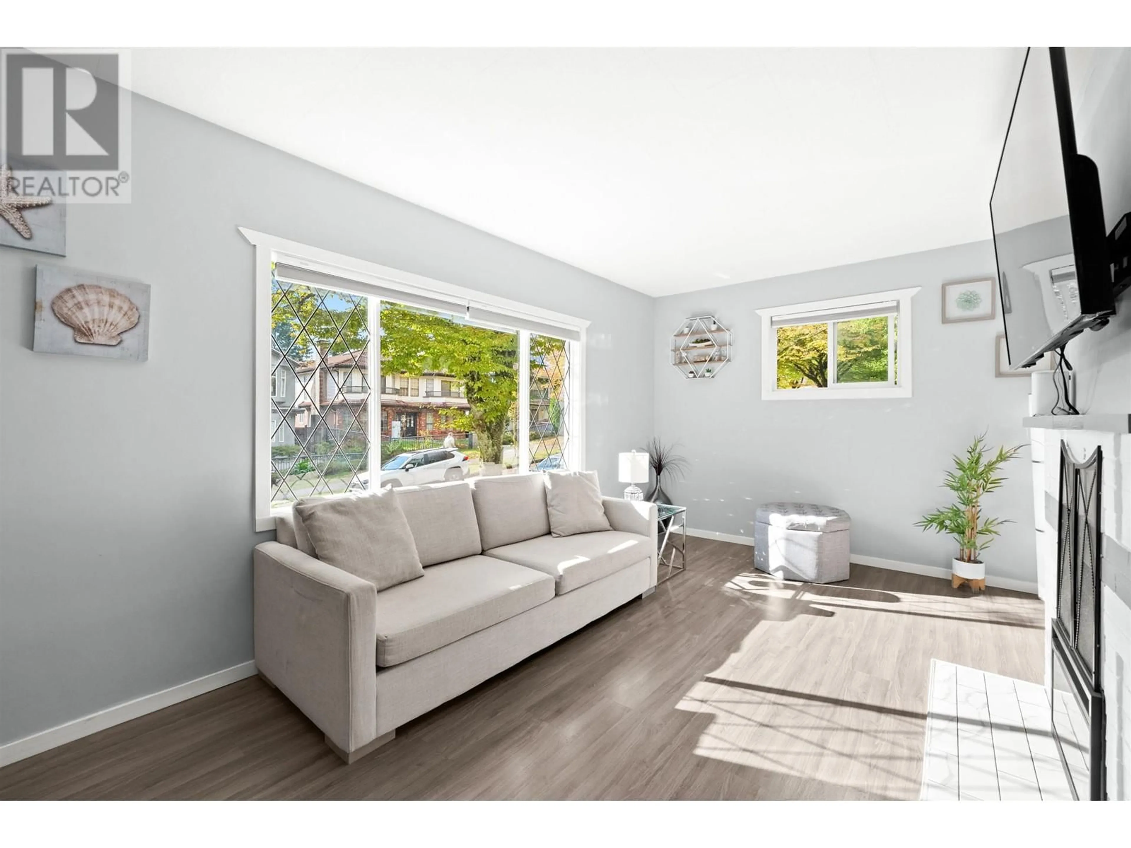 Living room with furniture, wood/laminate floor for 3625 MONMOUTH AVENUE, Vancouver British Columbia V5R5S4