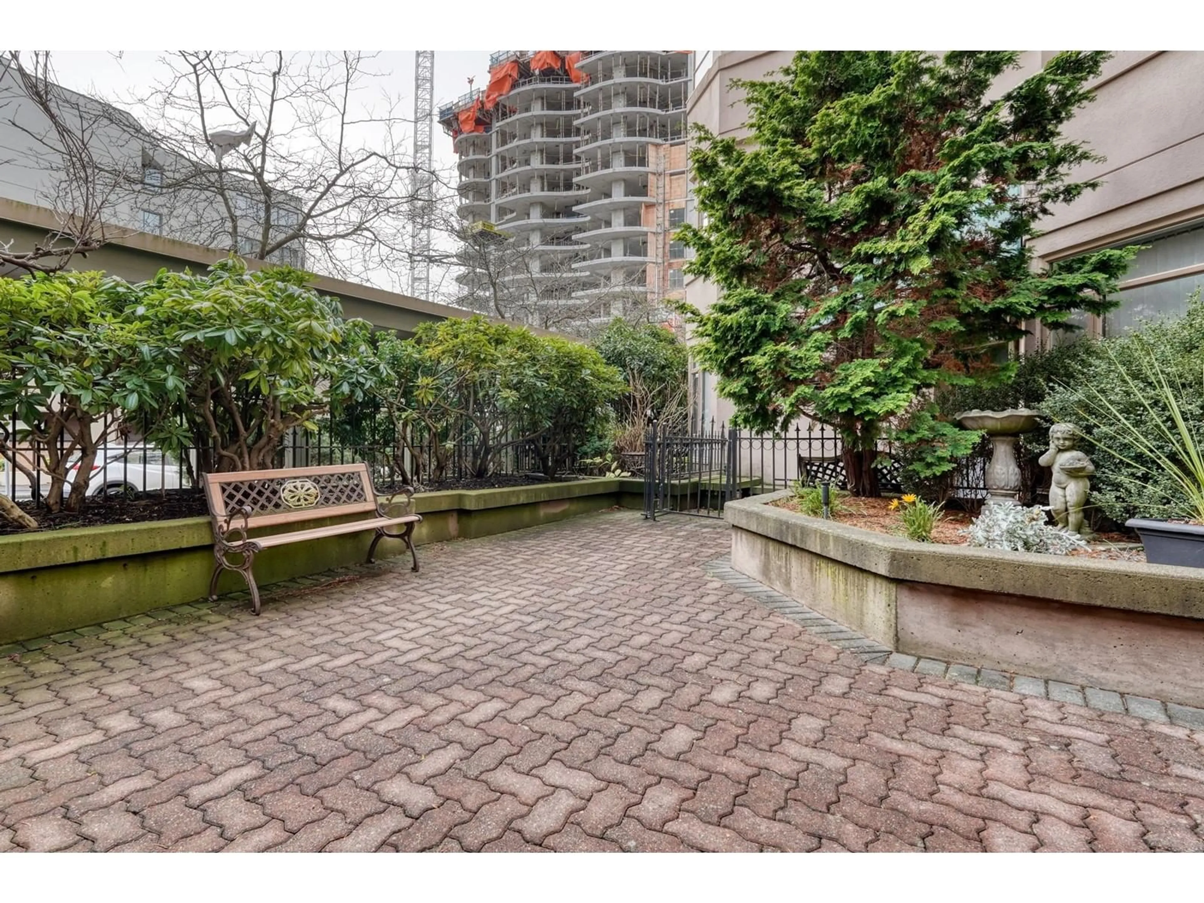 Patio, street for 102 15111 RUSSELL AVENUE, White Rock British Columbia V4B2P4