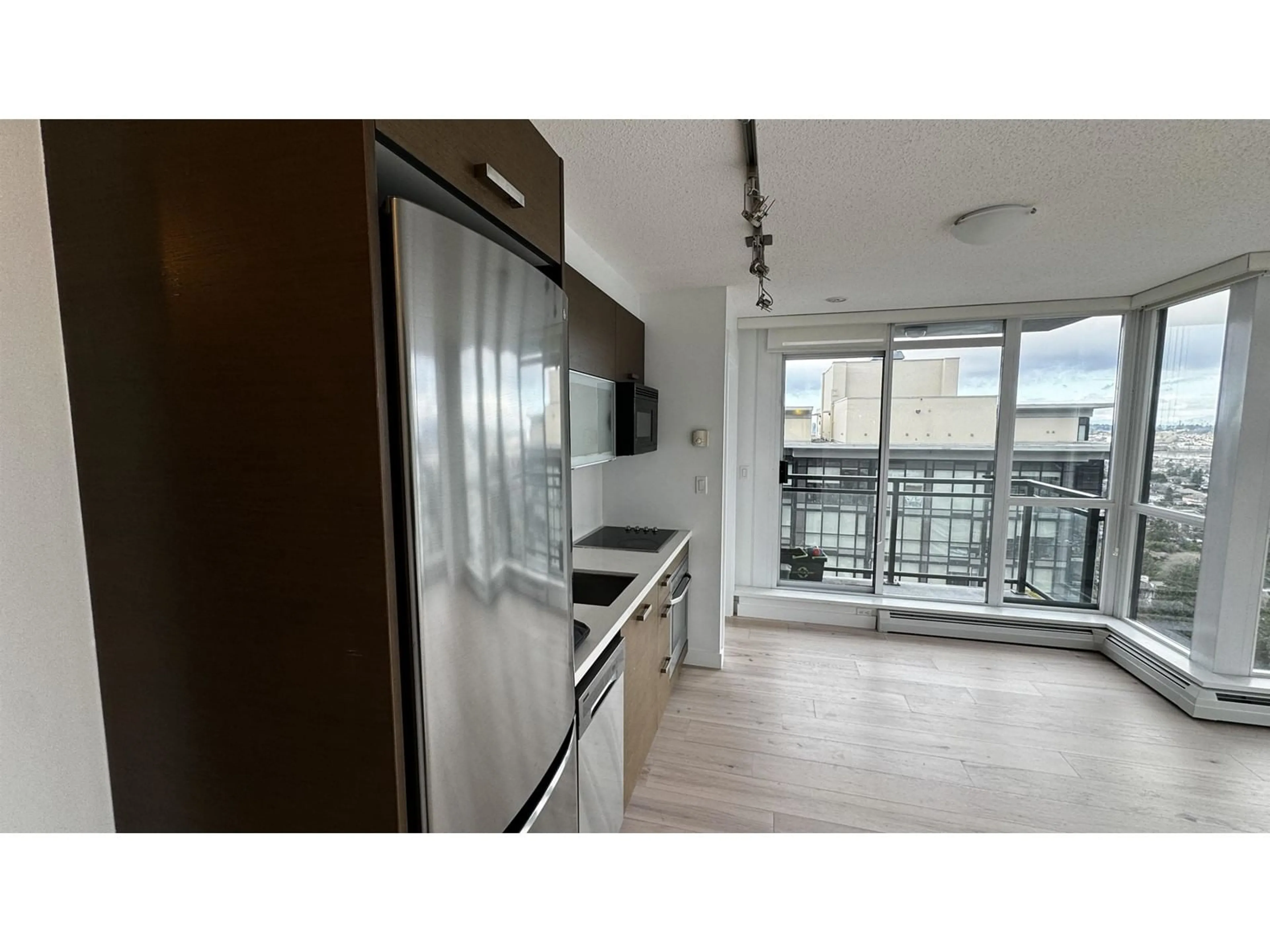 Standard kitchen, unknown for 2108 10777 UNIVERSITY DRIVE, Surrey British Columbia V3T0E6