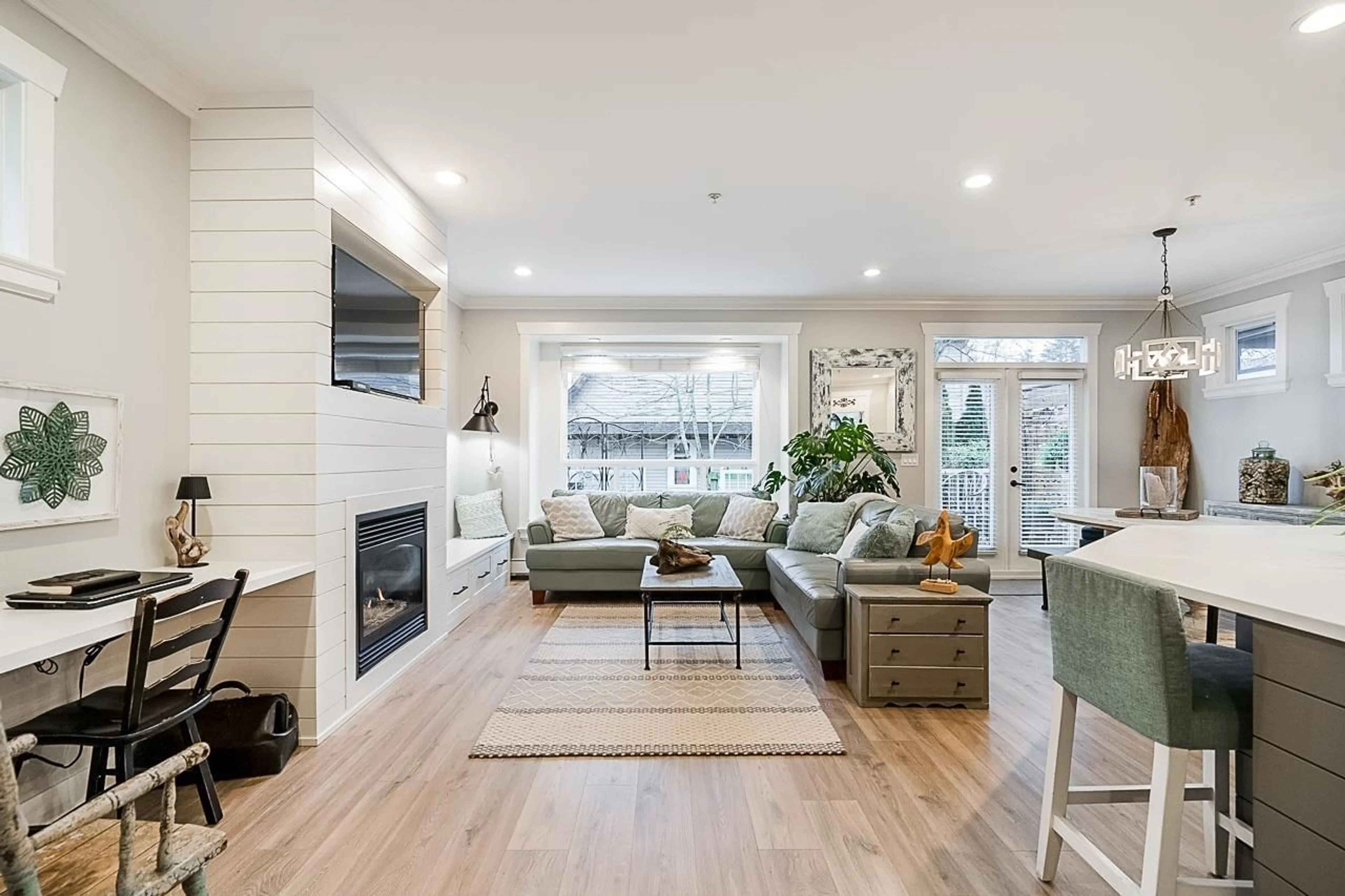 Living room with furniture, wood/laminate floor for 15592 GOGGS AVENUE, White Rock British Columbia V4B2N6