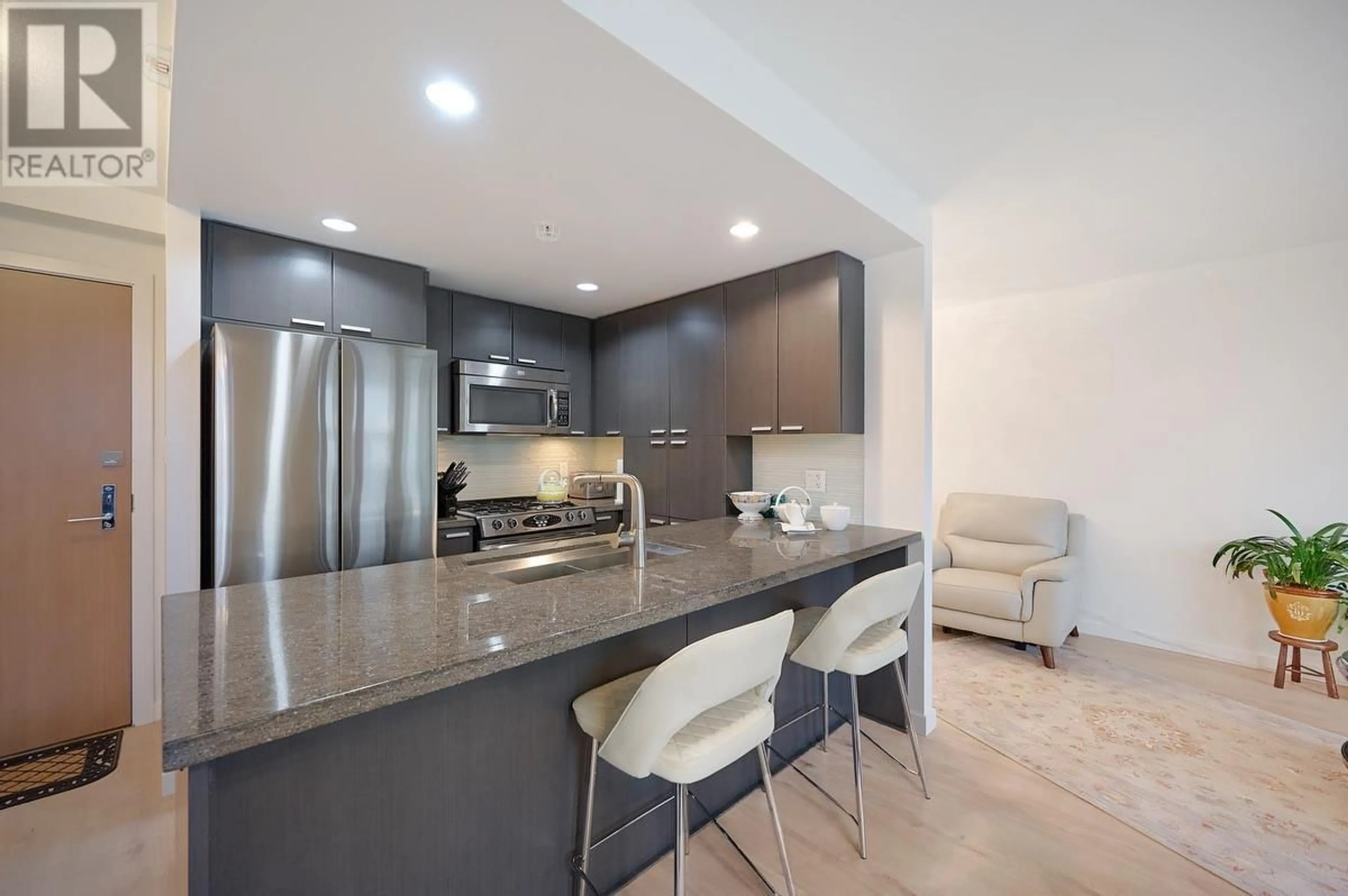 Open concept kitchen, unknown for 1605 2200 DOUGLAS ROAD, Burnaby British Columbia V5C0G8