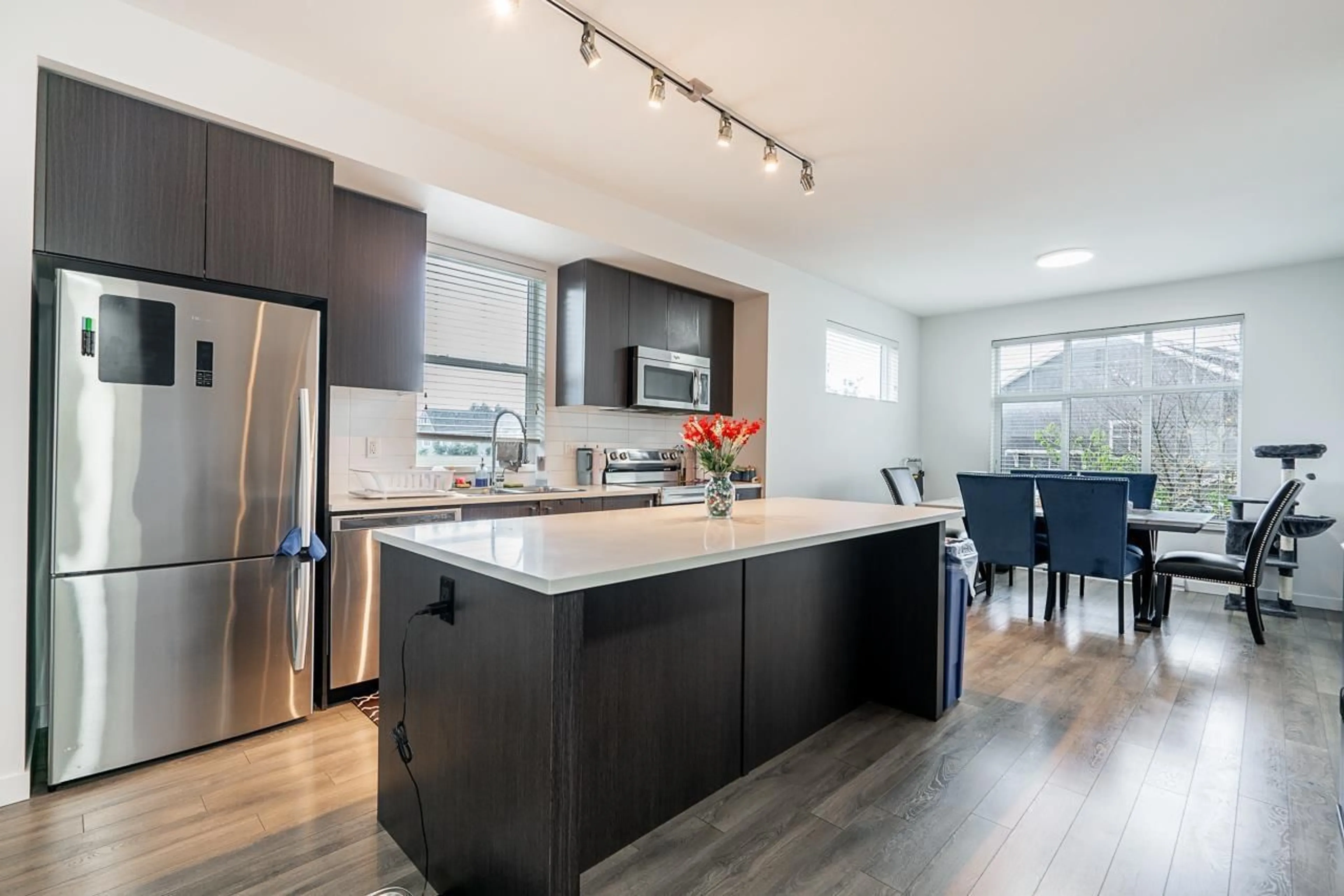 Open concept kitchen, wood/laminate floor for 32 13636 81 A AVENUE, Surrey British Columbia V3W1H9