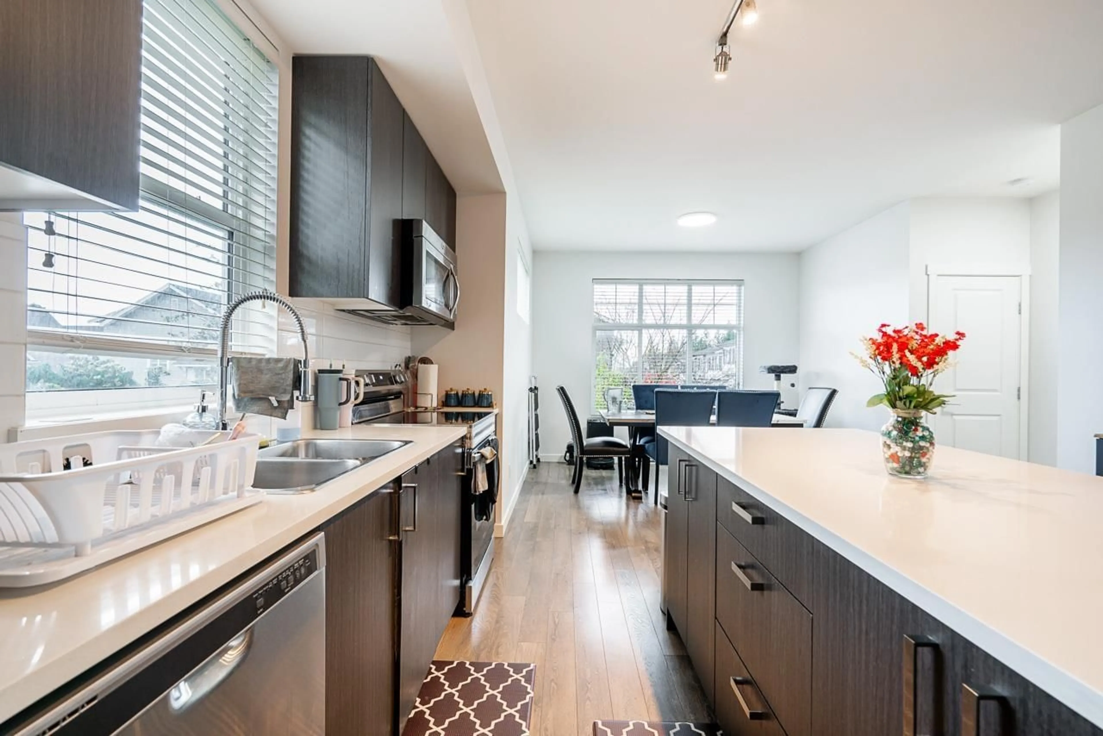 Open concept kitchen, unknown for 32 13636 81 A AVENUE, Surrey British Columbia V3W1H9