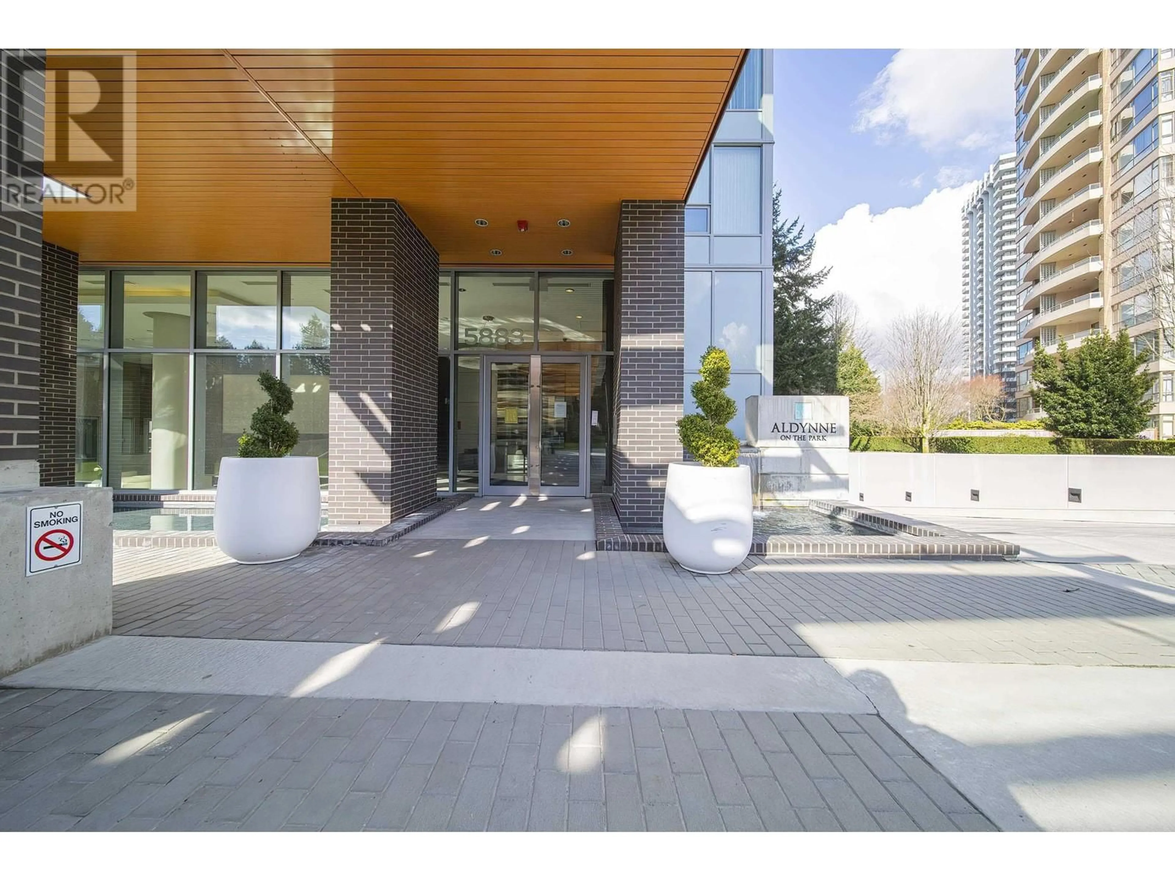 Indoor foyer for 902 5883 BARKER AVENUE, Burnaby British Columbia V5H0G4