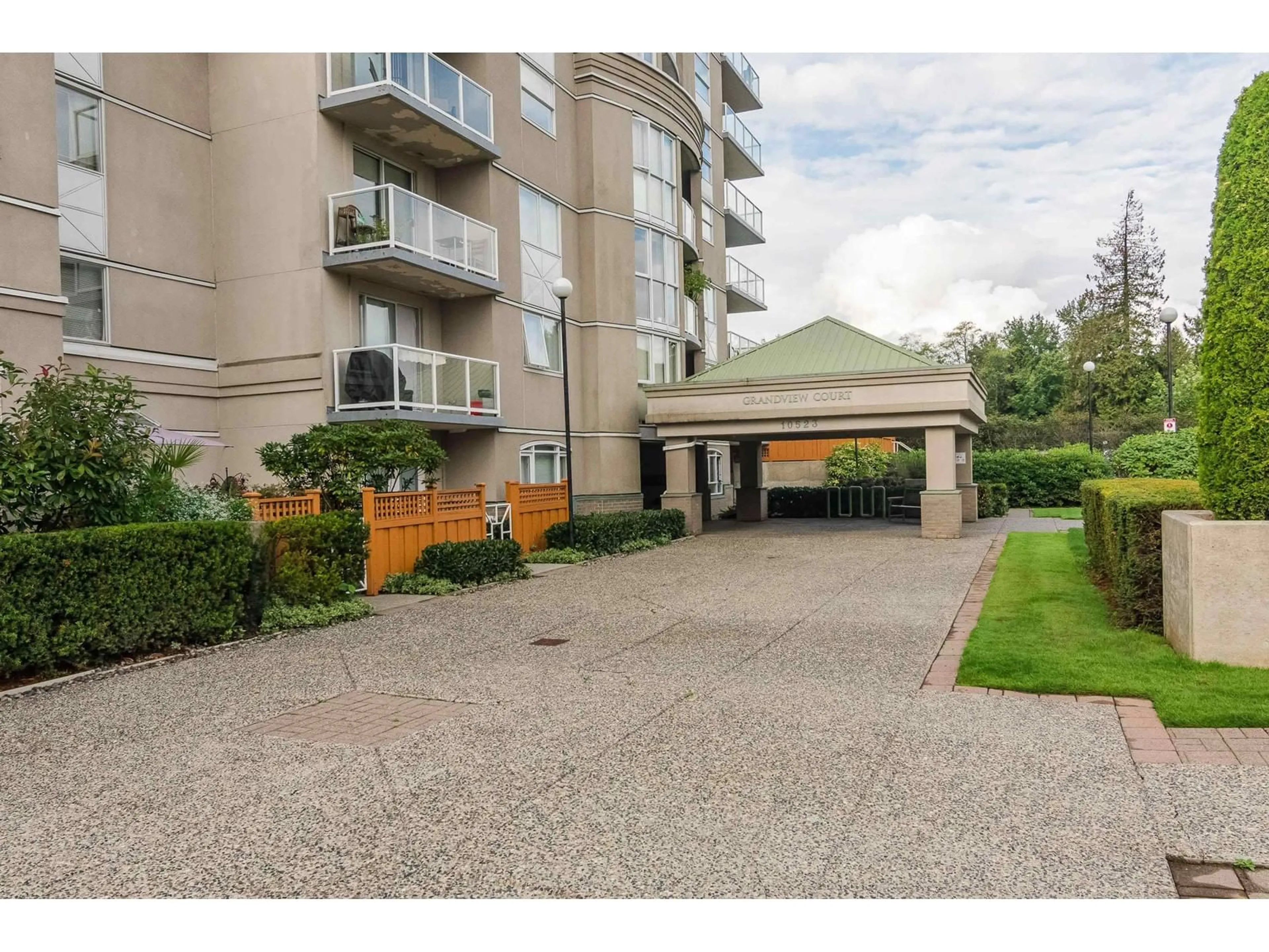 Indoor foyer for 1301 10523 UNIVERSITY DRIVE, Surrey British Columbia V3T5T8