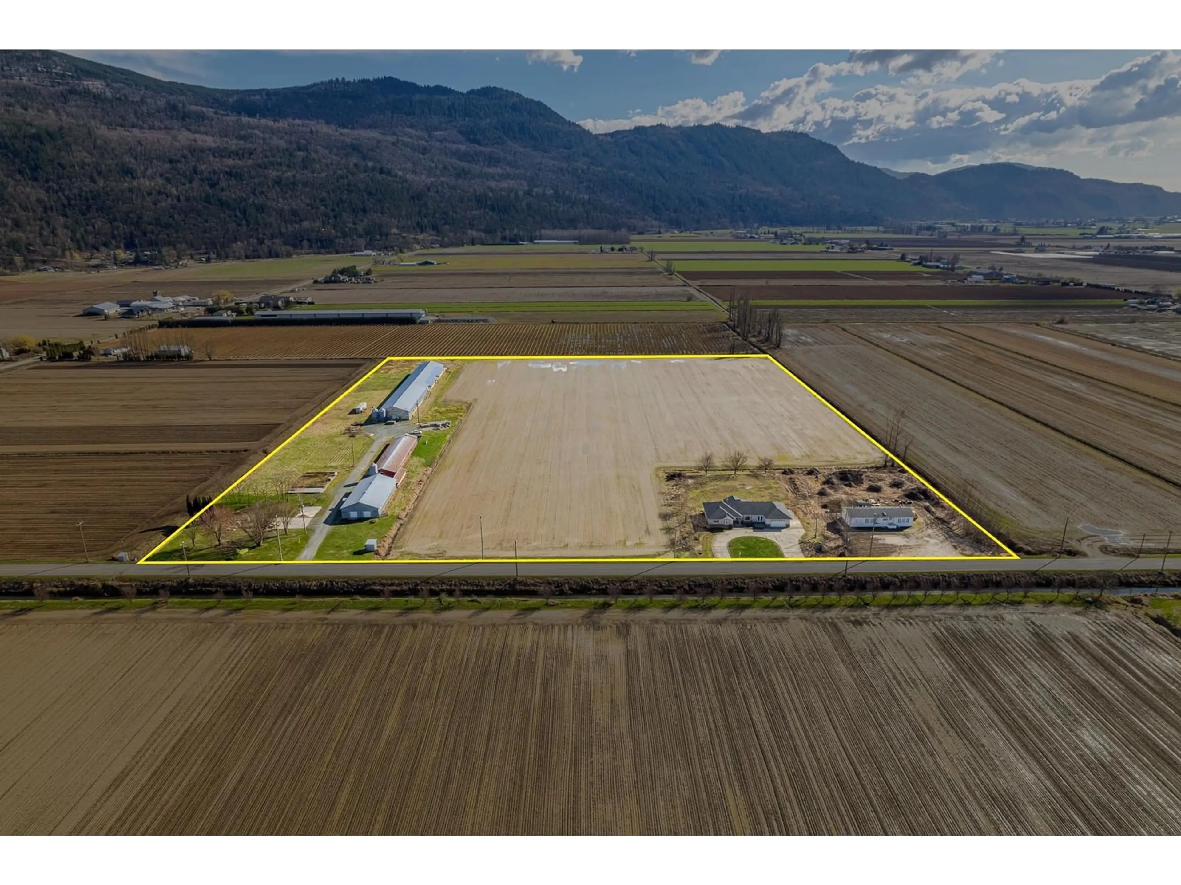 A pic from outside/outdoor area/front of a property/back of a property/a pic from drone, mountain view for 40650 NO. 5 ROAD, Abbotsford British Columbia V3G2T9