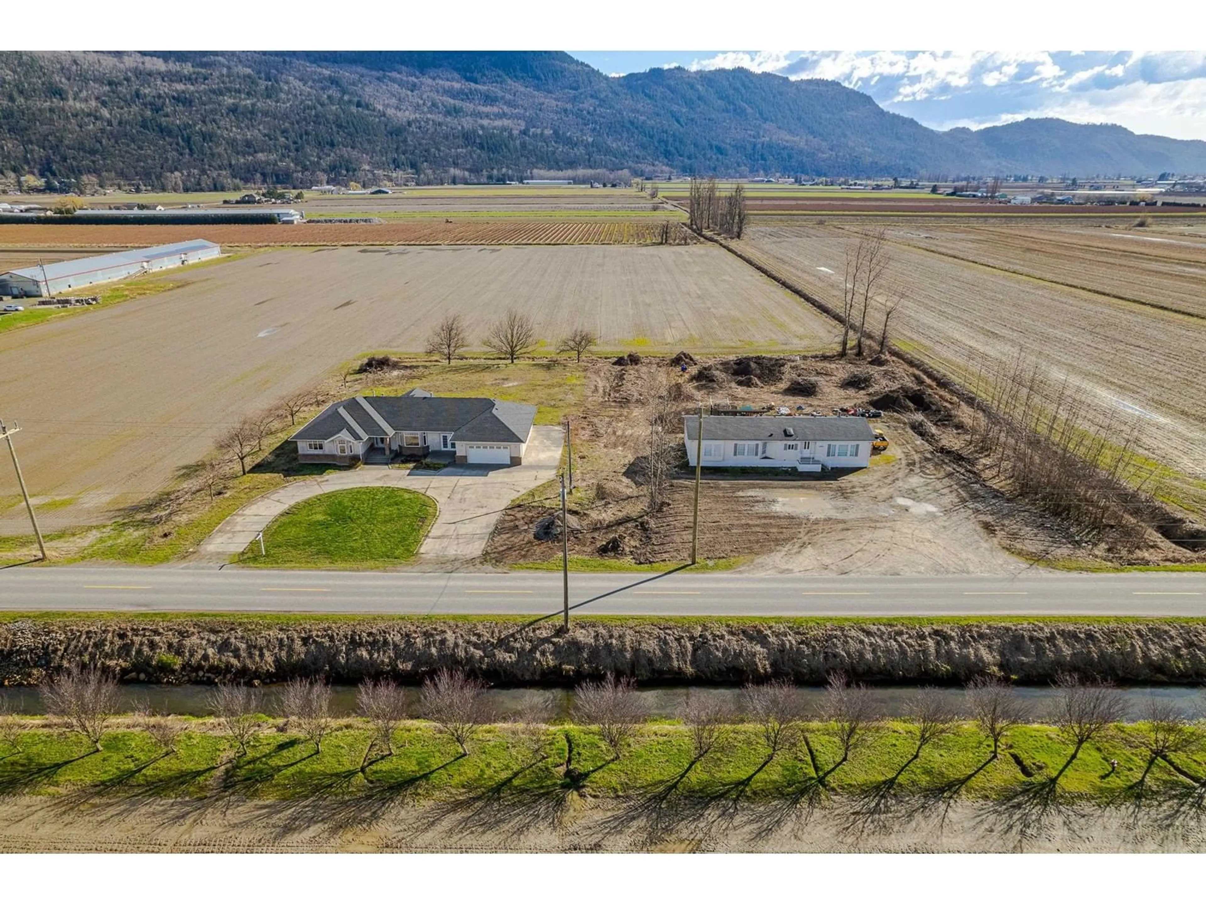 A pic from outside/outdoor area/front of a property/back of a property/a pic from drone, mountain view for 40650 NO. 5 ROAD, Abbotsford British Columbia V3G2T9