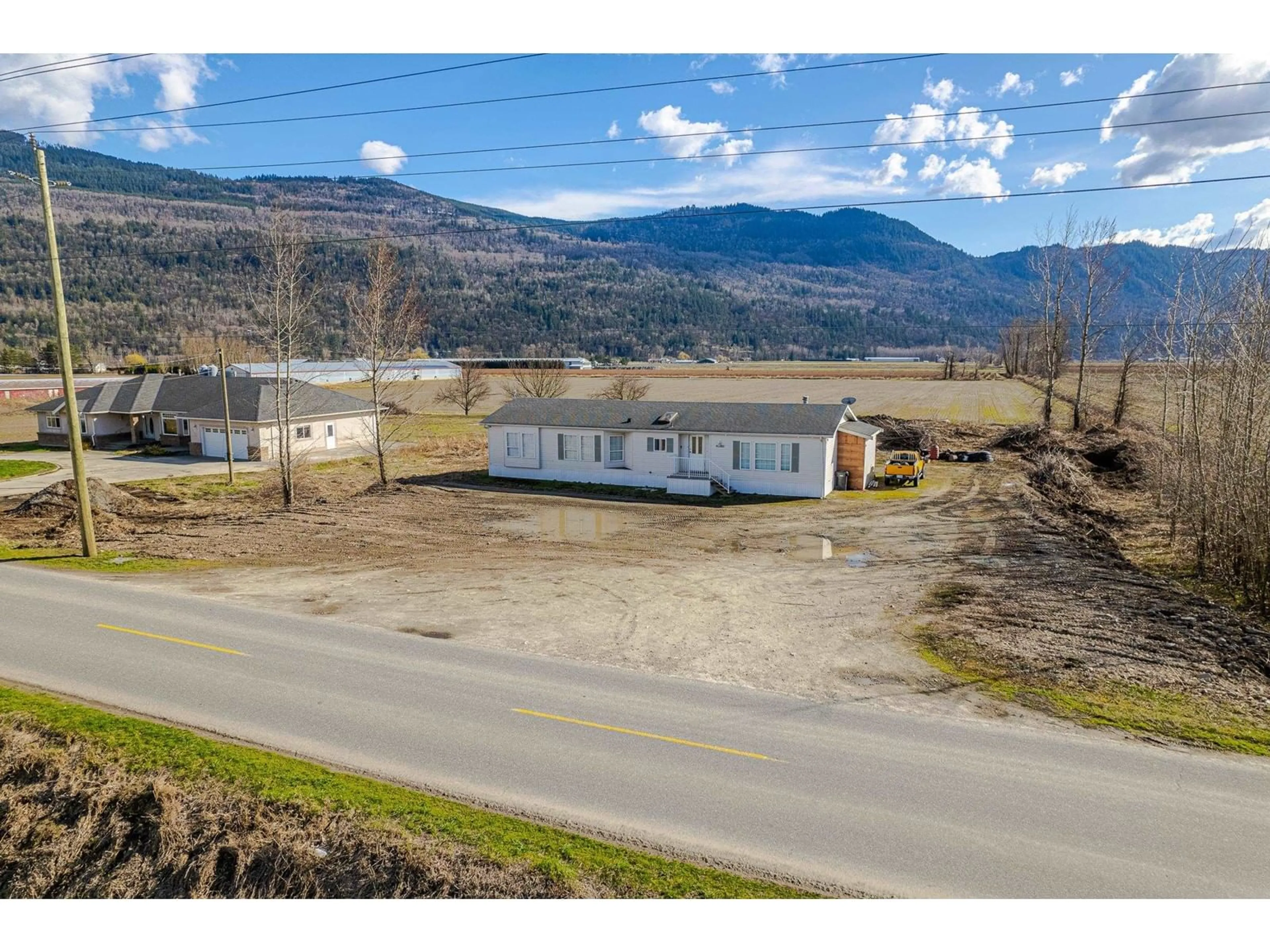 A pic from outside/outdoor area/front of a property/back of a property/a pic from drone, mountain view for 40650 NO. 5 ROAD, Abbotsford British Columbia V3G2T9