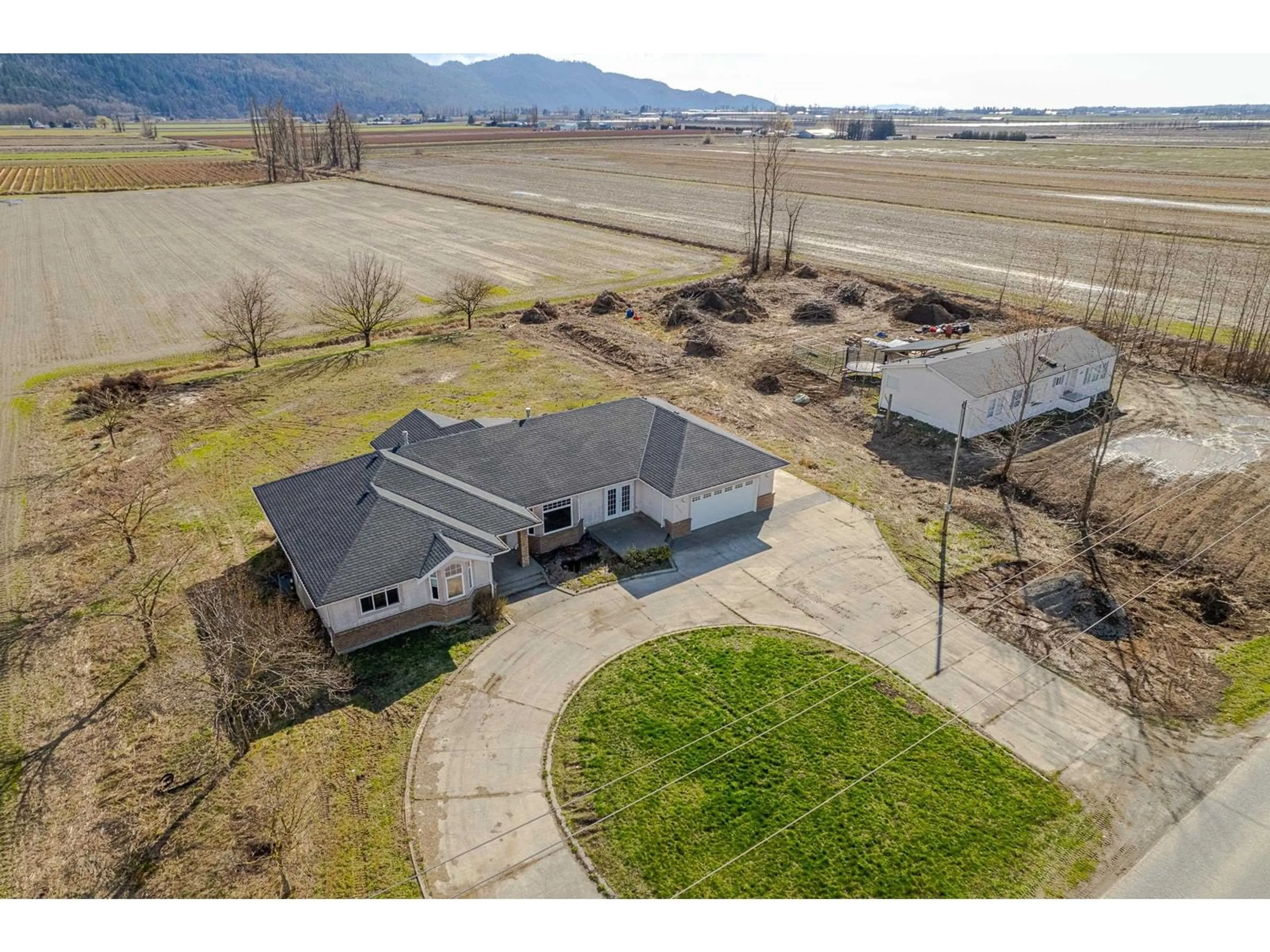 A pic from outside/outdoor area/front of a property/back of a property/a pic from drone, unknown for 40650 NO. 5 ROAD, Abbotsford British Columbia V3G2T9