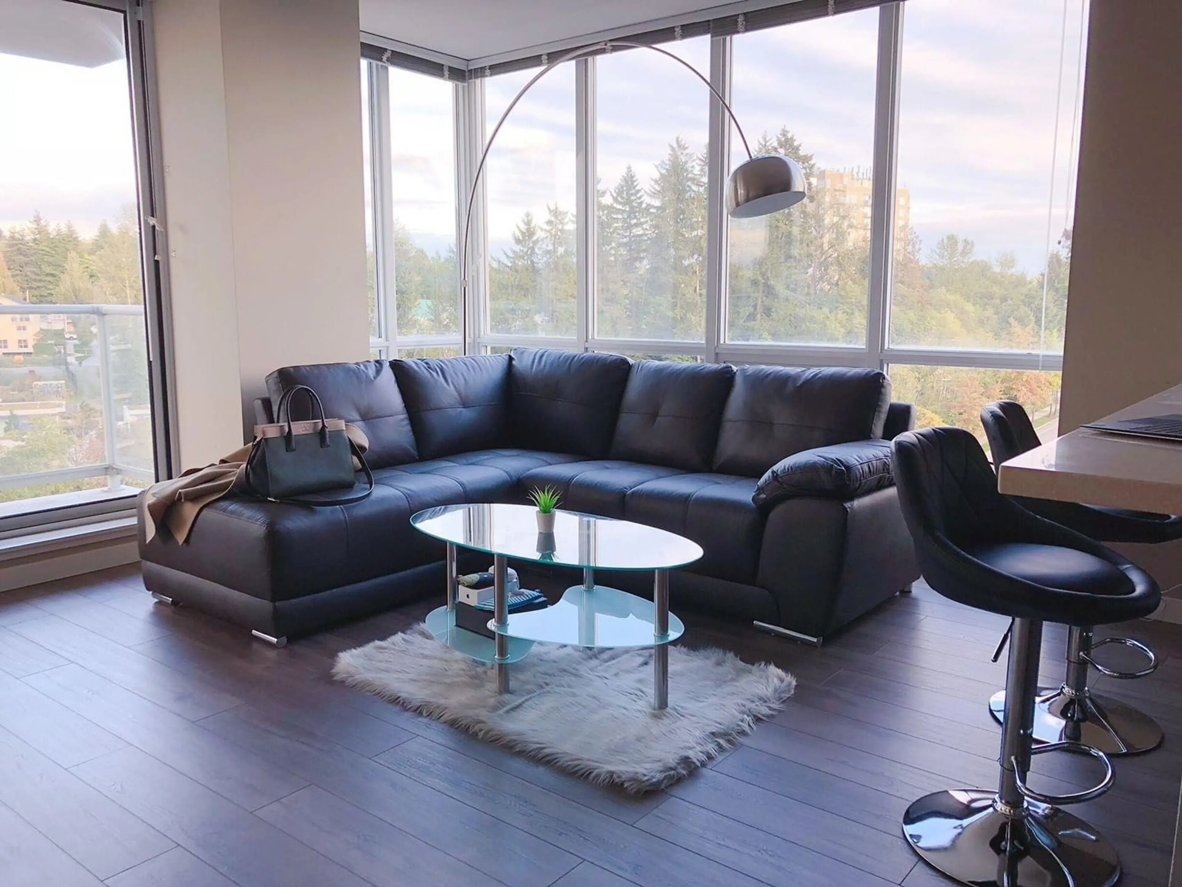 Living room with furniture, wood/laminate floor for 604 9981 WHALLEY BOULEVARD, Surrey British Columbia V3T0G6