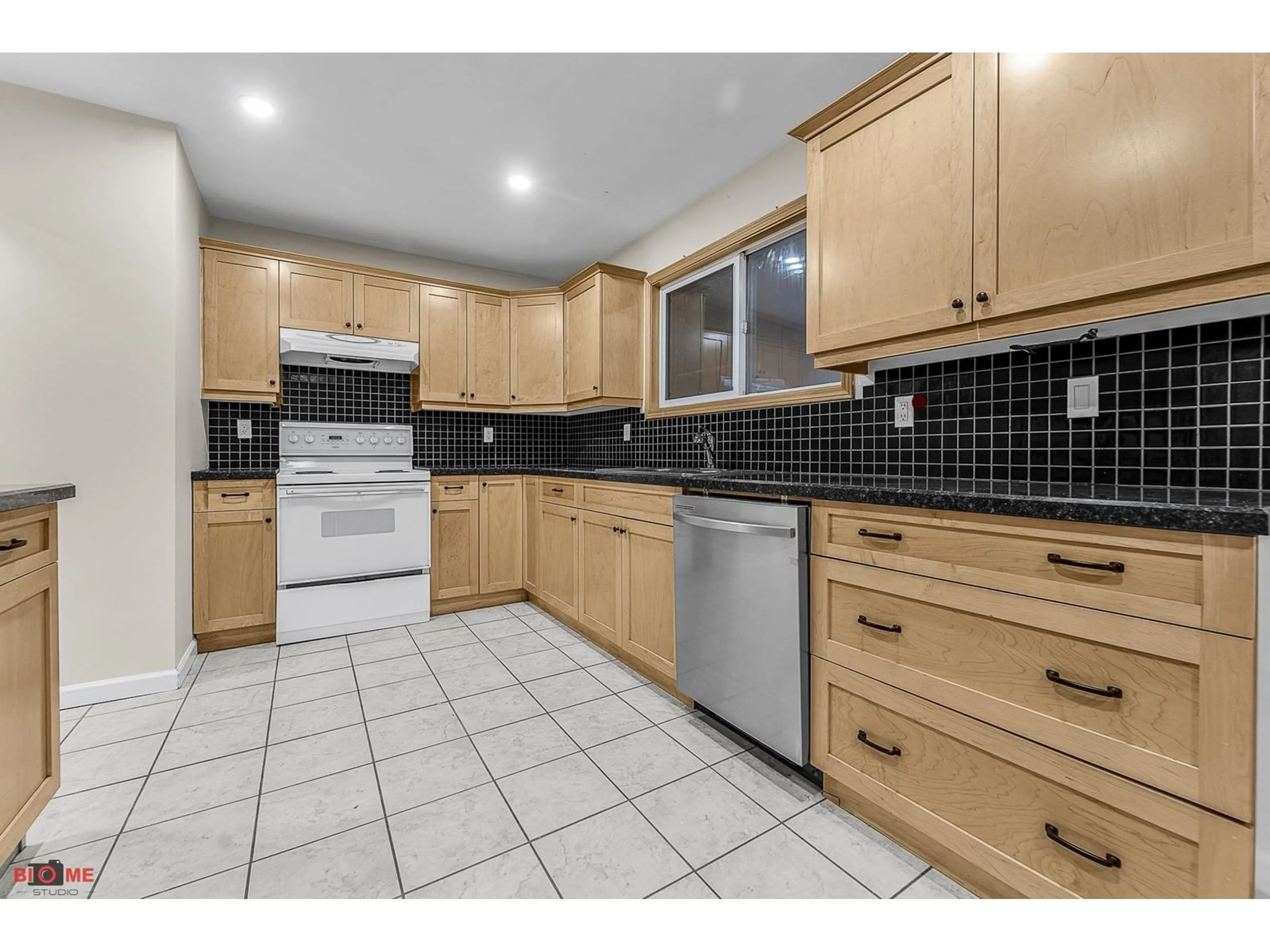 Standard kitchen, ceramic/tile floor for 26737 32A AVENUE, Langley British Columbia V4W3G3