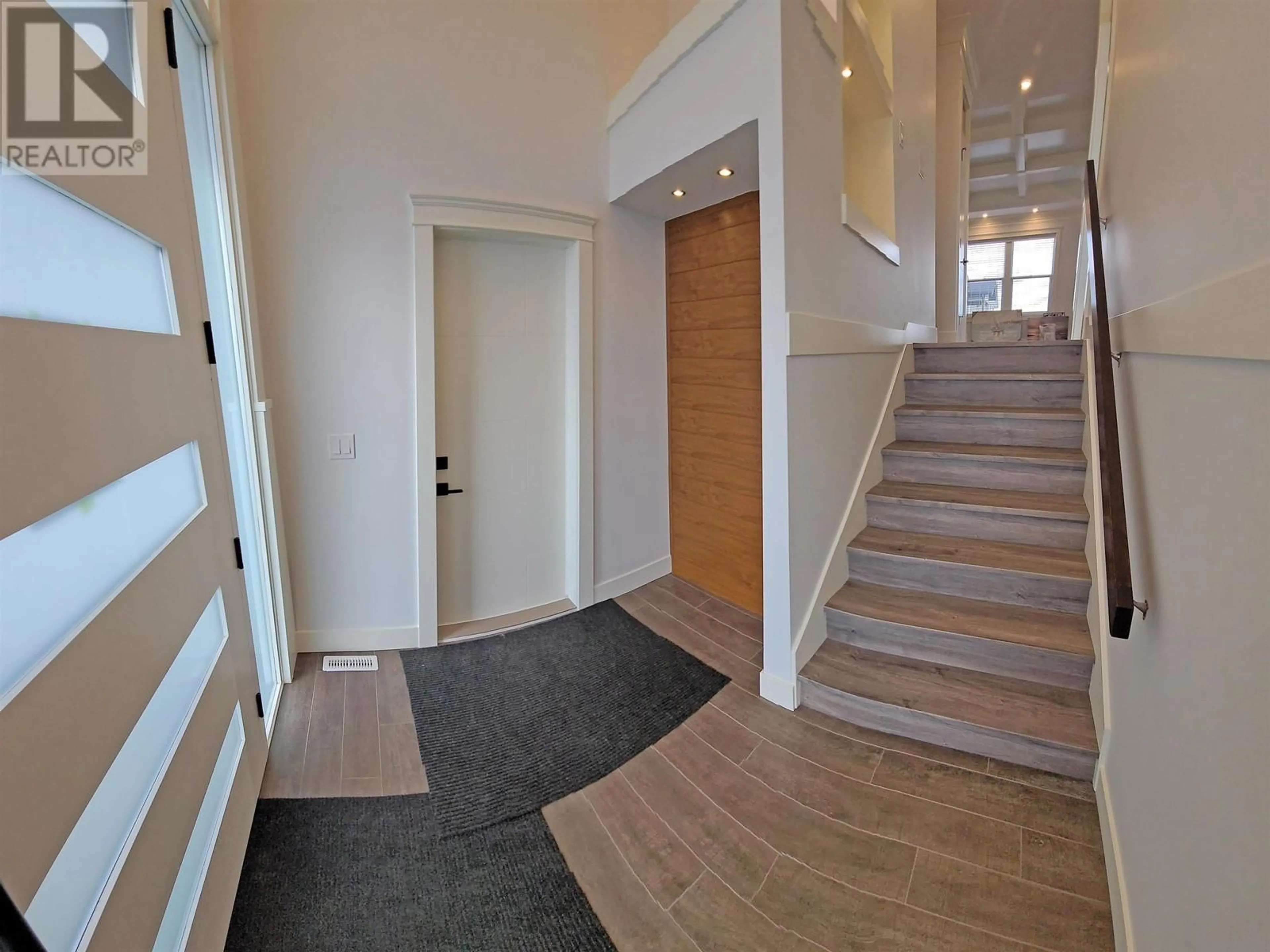 Indoor foyer for 8823 112 AVENUE, Fort St. John British Columbia V1J0J1