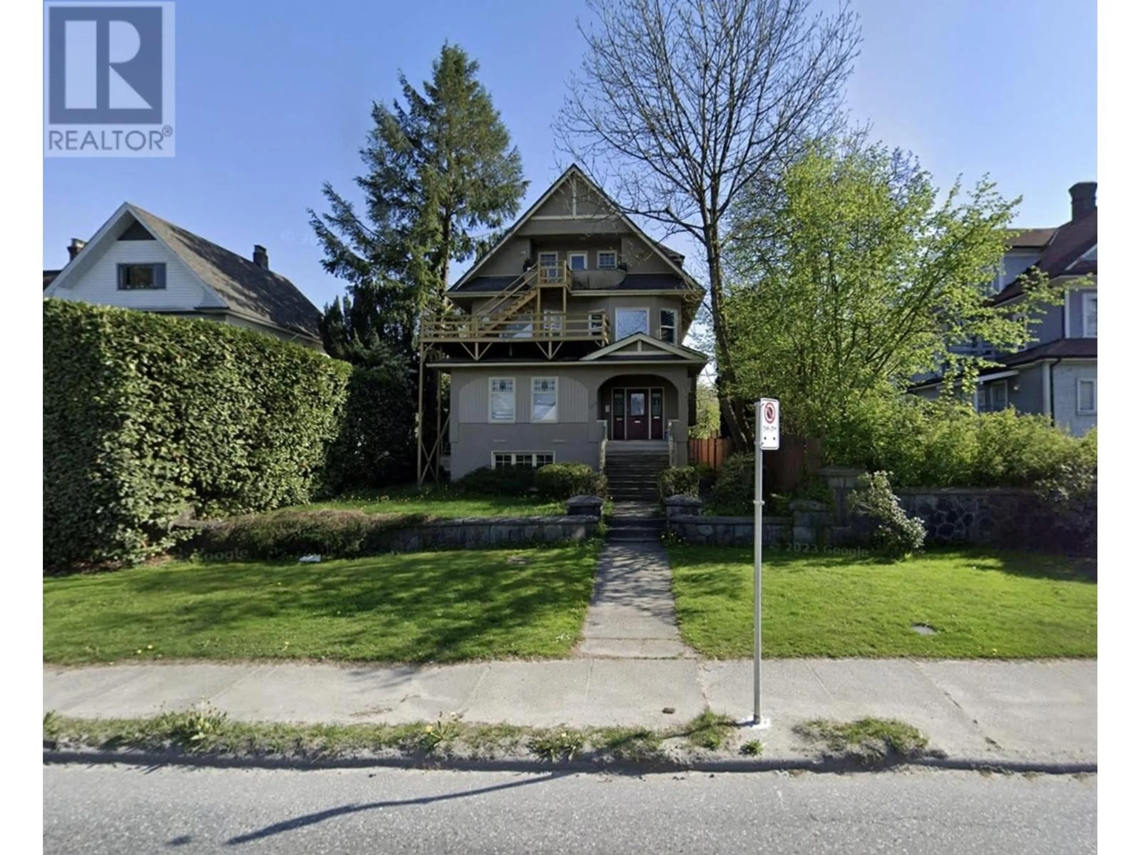 A pic from outside/outdoor area/front of a property/back of a property/a pic from drone, street for 236 W 12TH AVENUE, Vancouver British Columbia V5Y1T8