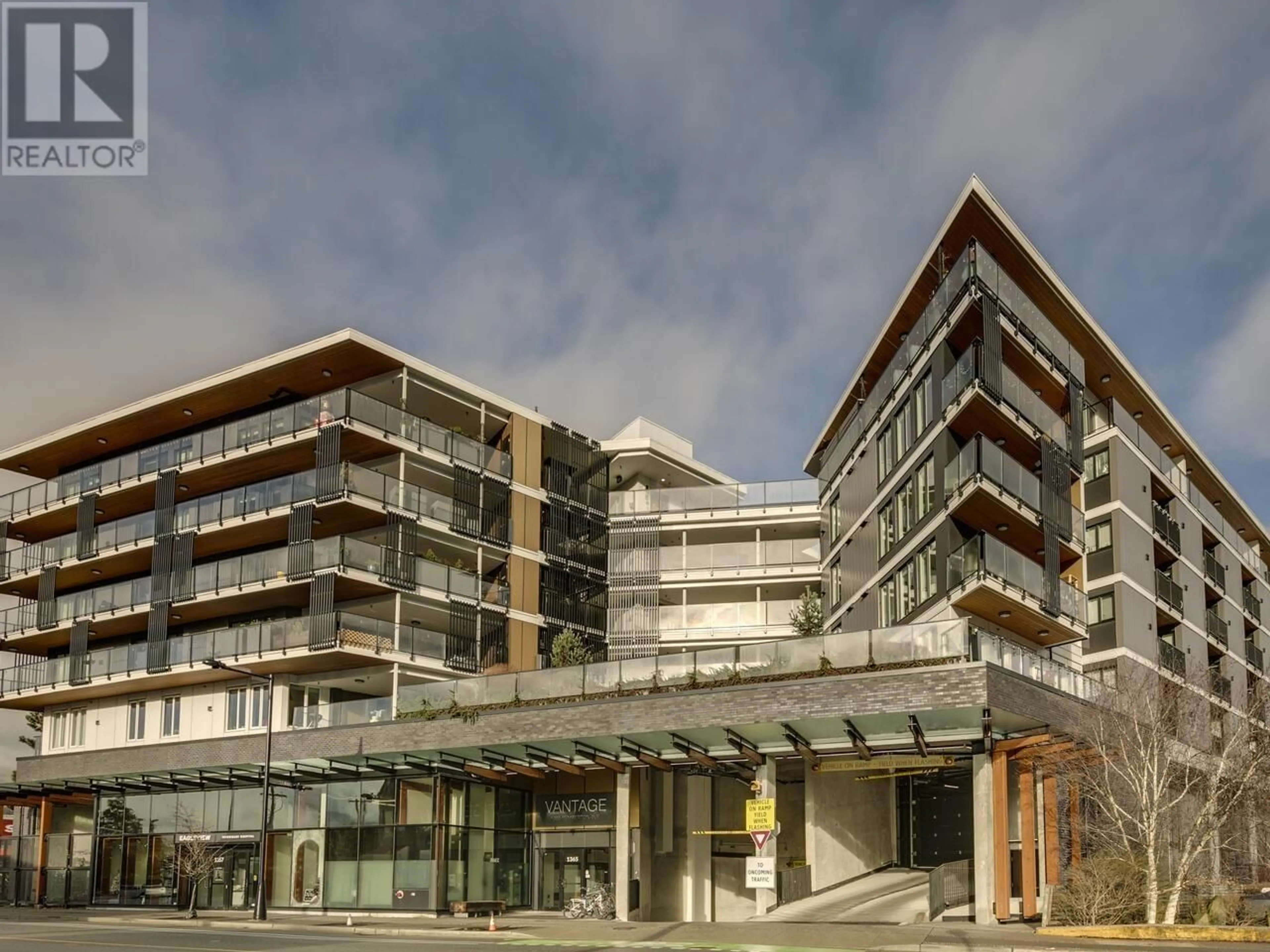 Indoor foyer for 209 1365 PEMBERTON AVENUE, Squamish British Columbia V8B1B7