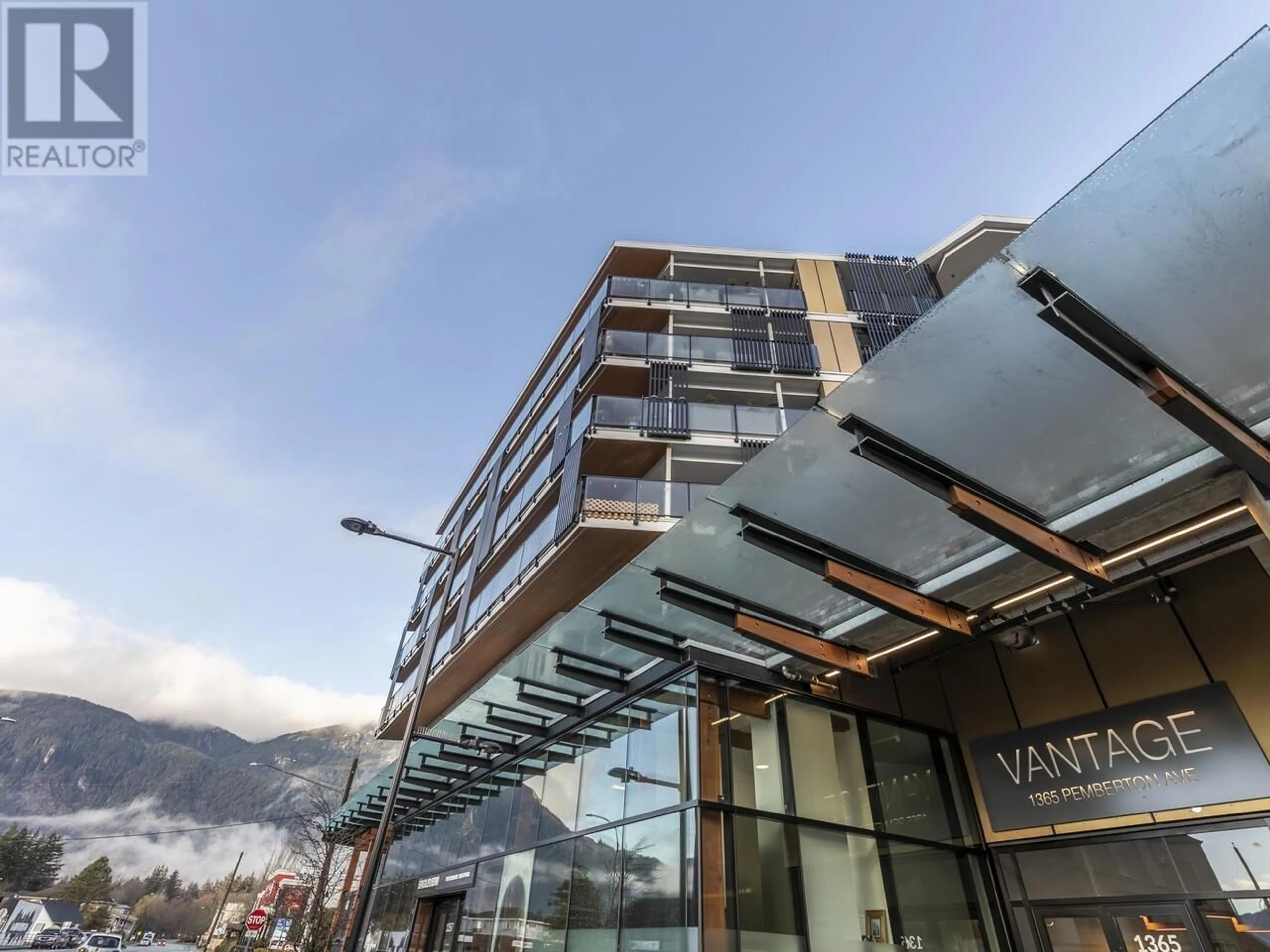 Indoor foyer for 209 1365 PEMBERTON AVENUE, Squamish British Columbia V8B1B7