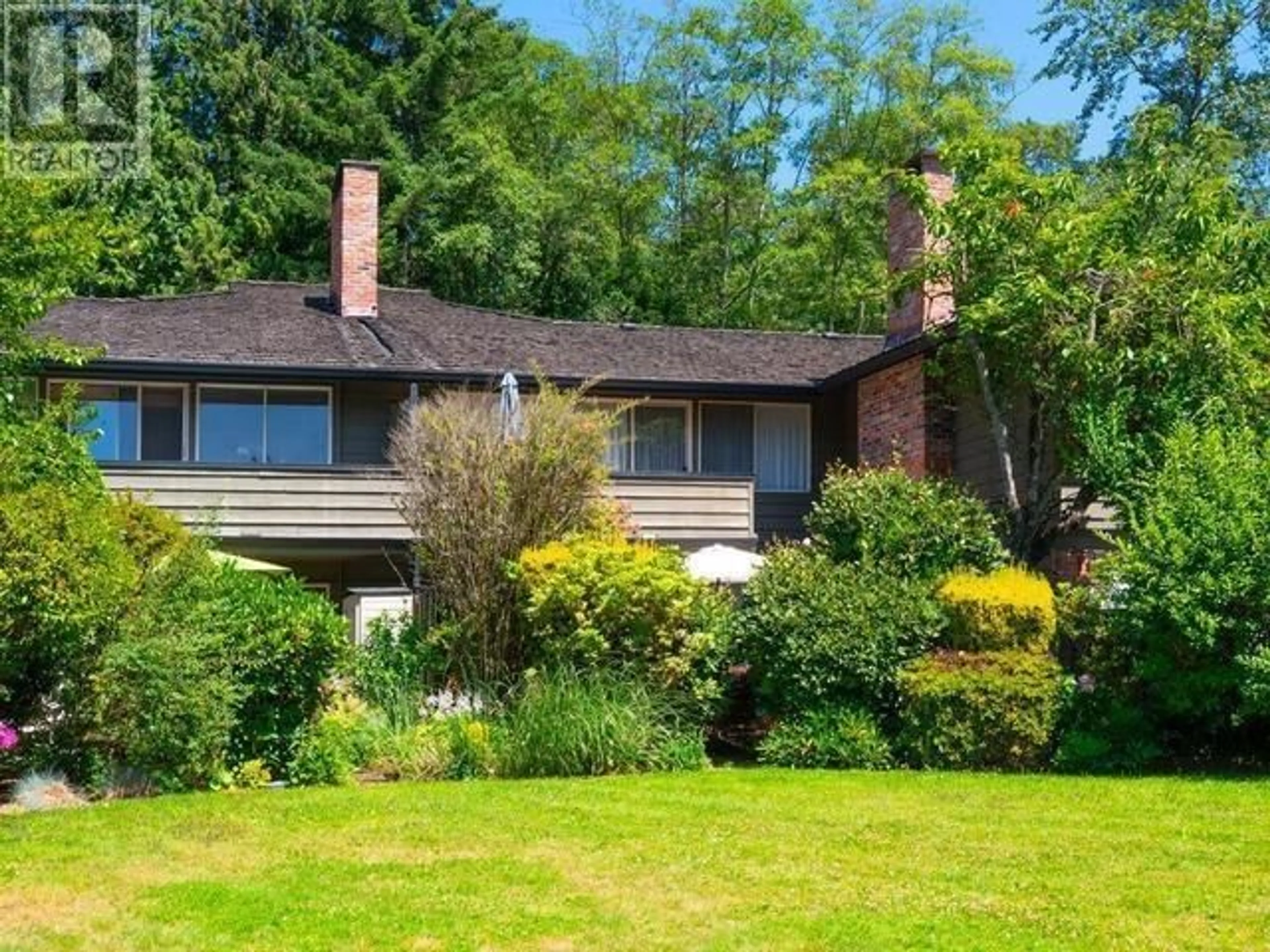 A pic from outside/outdoor area/front of a property/back of a property/a pic from drone, street for 810 - 235 KEITH ROAD, West Vancouver British Columbia V7T1L5