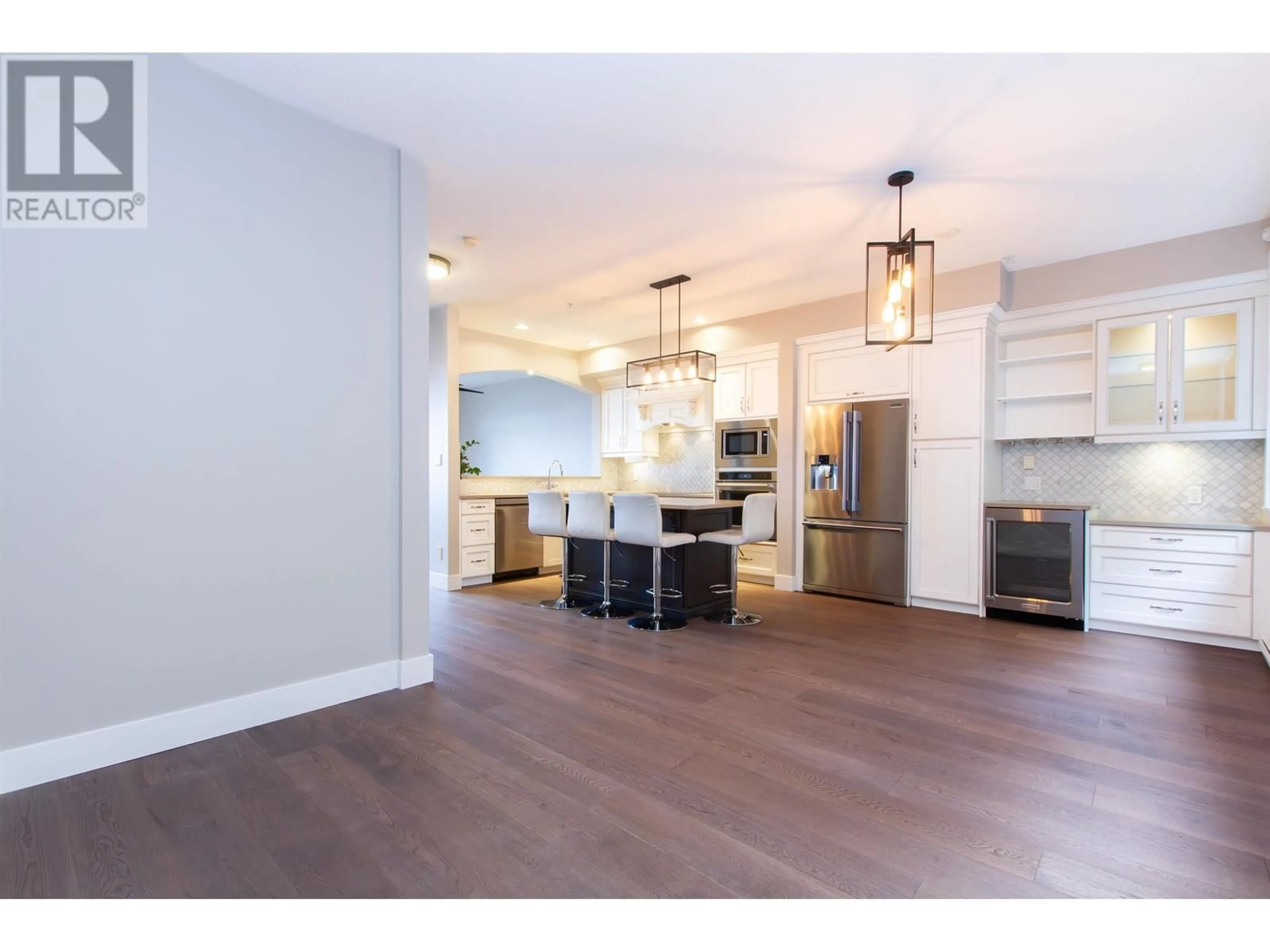 Open concept kitchen, wood/laminate floor for 6 1026 GLACIER VIEW DRIVE, Squamish British Columbia V8B0G1