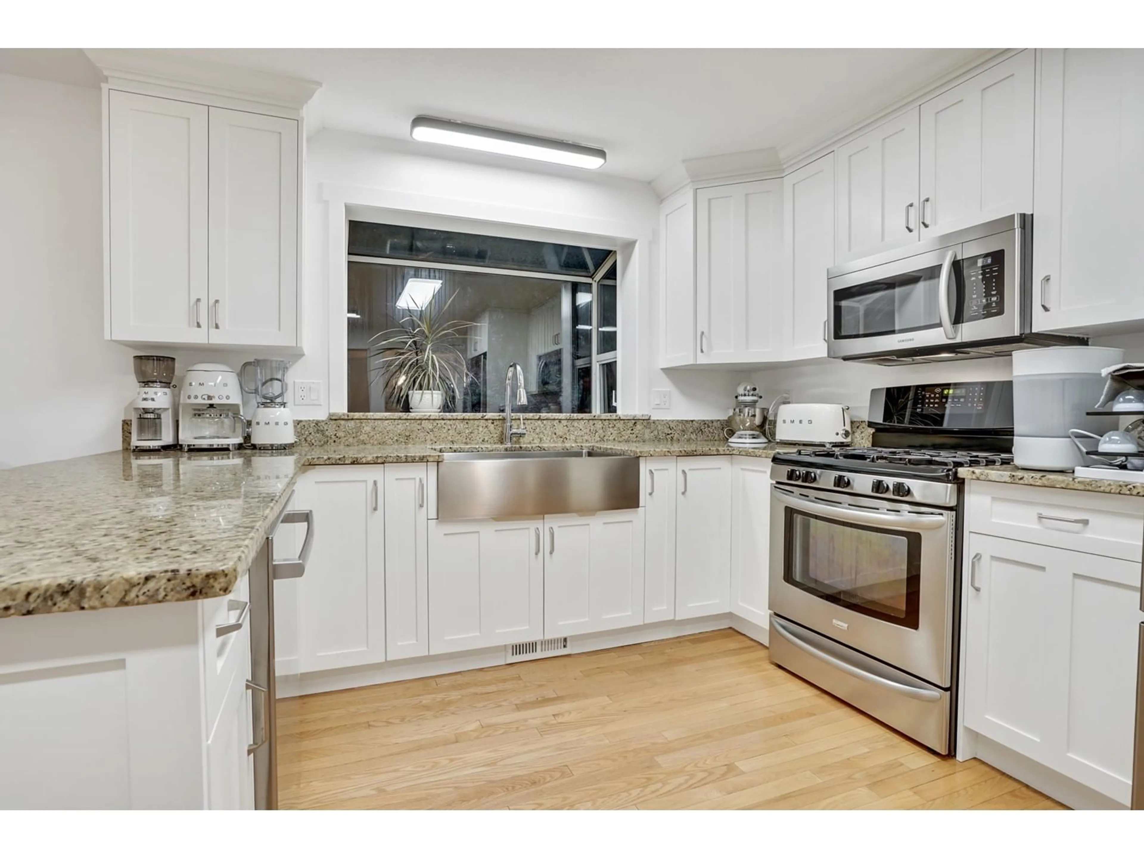 Standard kitchen, ceramic/tile floor for 40 4001 OLD CLAYBURN ROAD, Abbotsford British Columbia V3G1C5