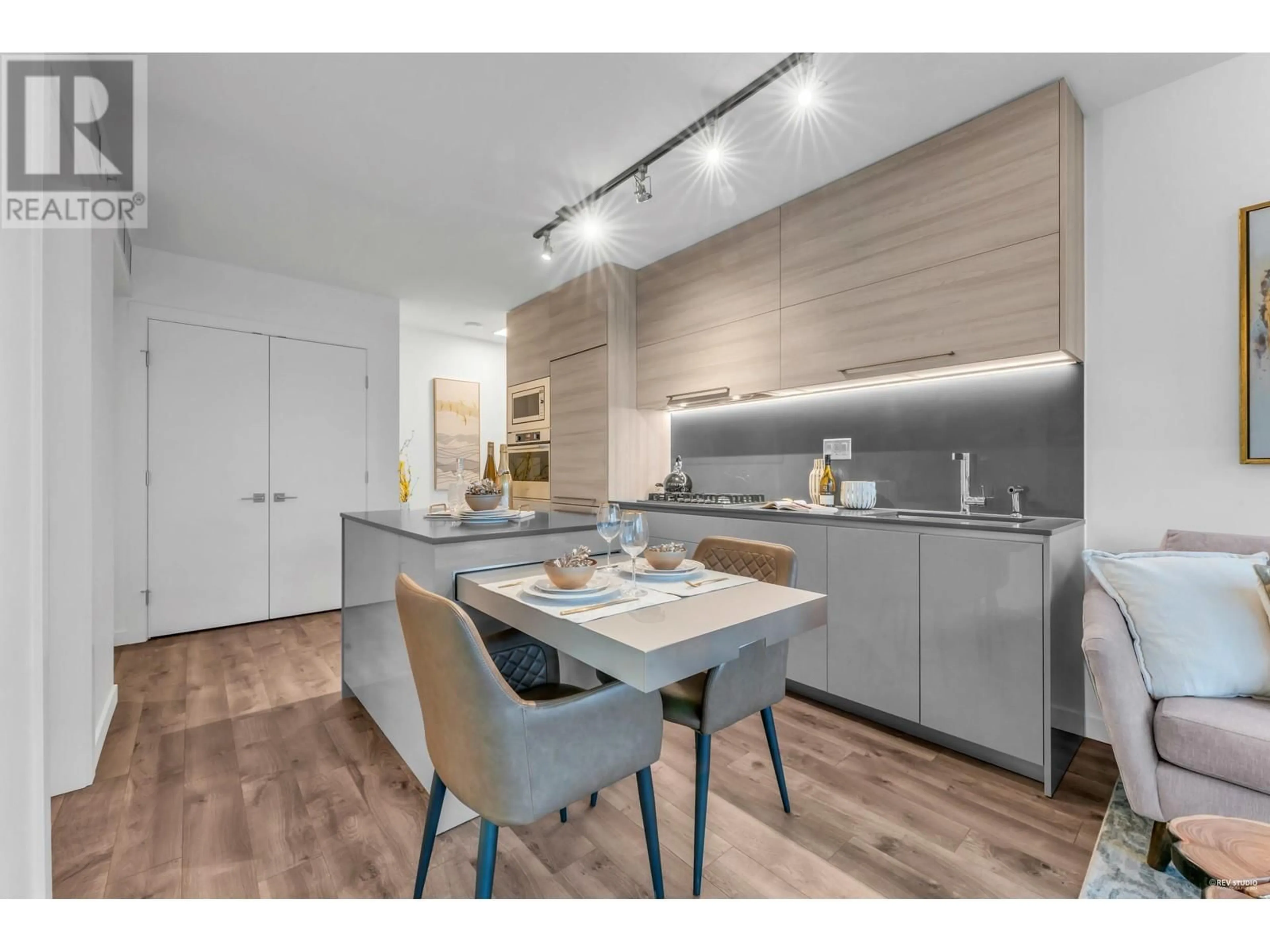 Open concept kitchen, wood/laminate floor for 909 4488 JUNEAU STREET, Burnaby British Columbia V5C0M4