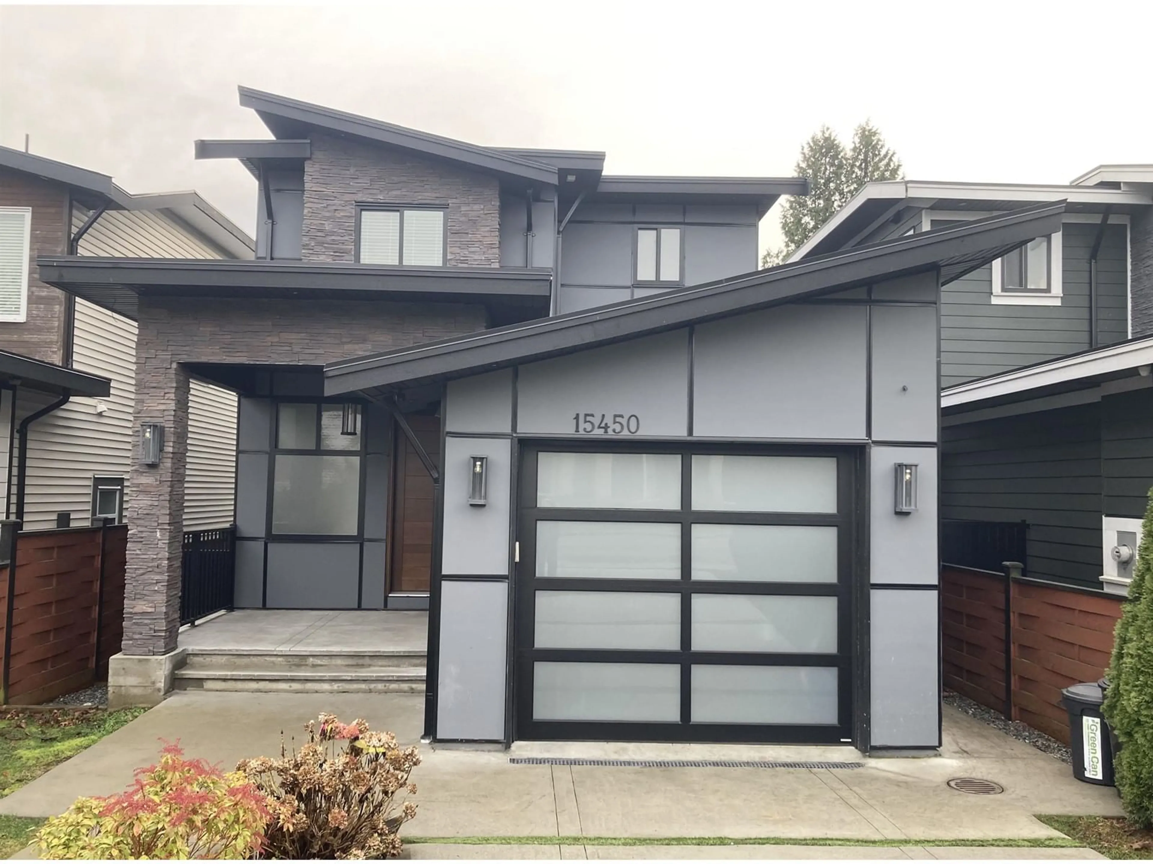 Home with vinyl exterior material, street for 15450 RUSSELL AVENUE, White Rock British Columbia V4B2R3