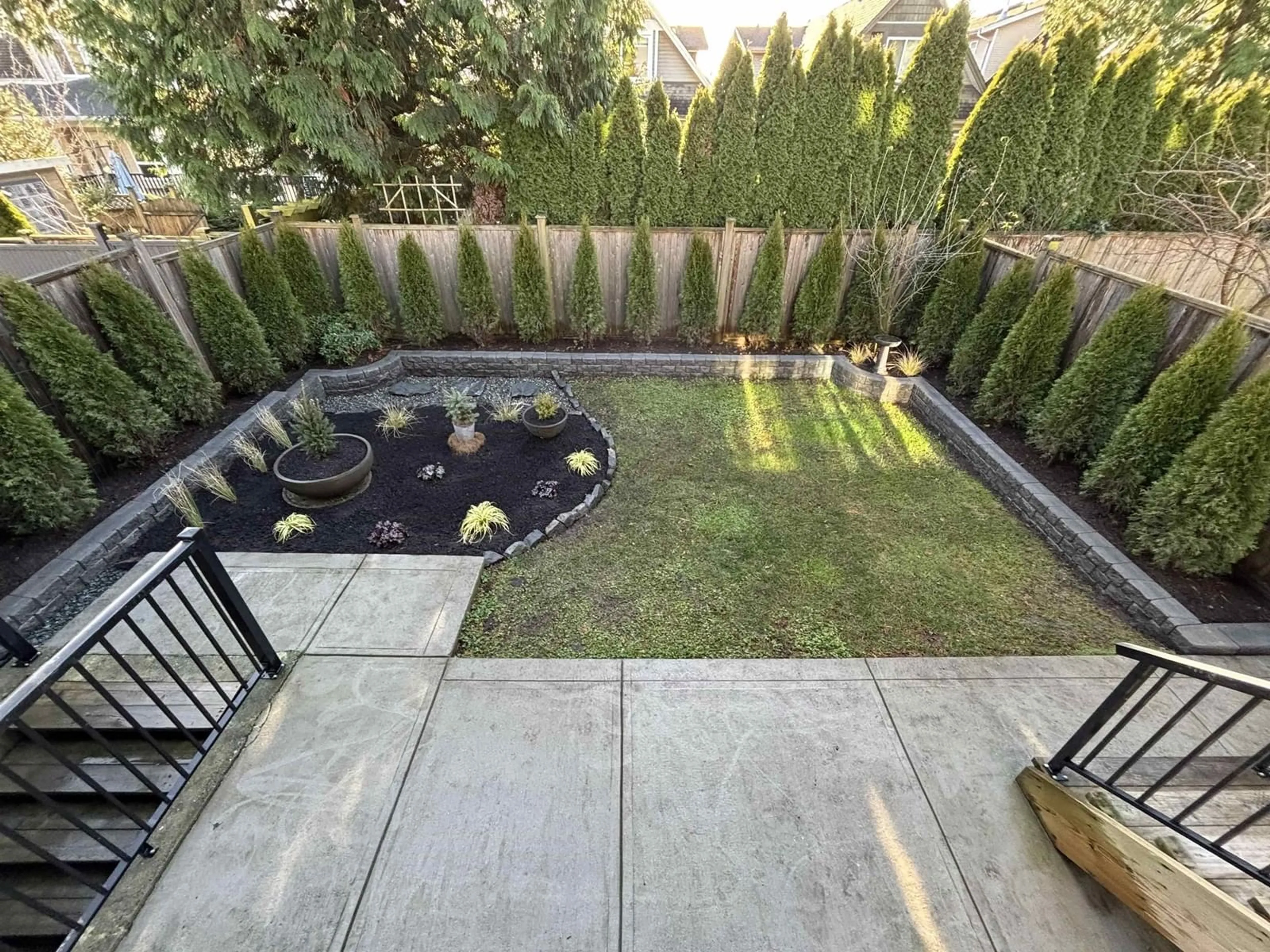 Patio, street for 15450 RUSSELL AVENUE, White Rock British Columbia V4B2R3