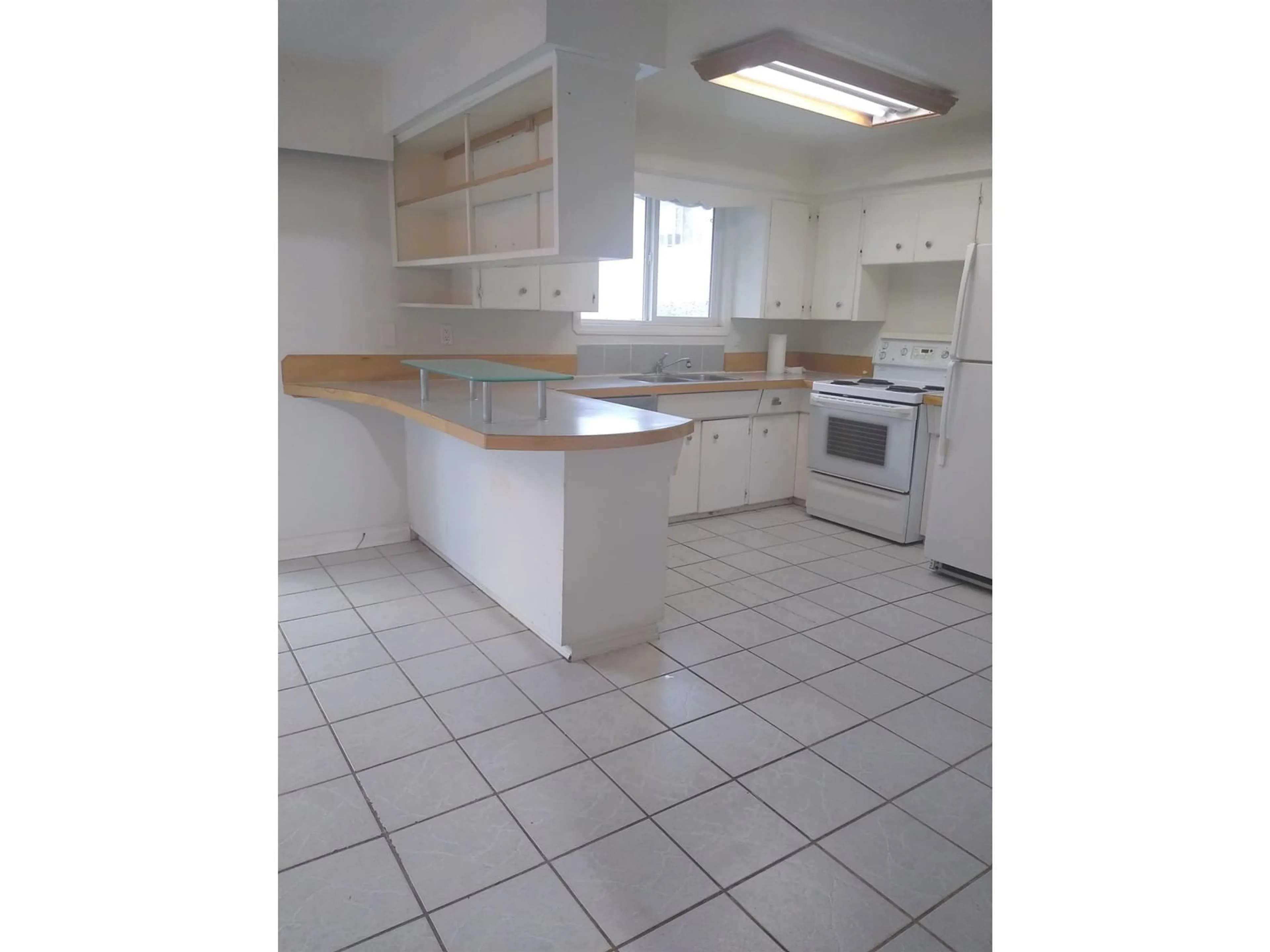 Standard kitchen, ceramic/tile floor for 34366 GEORGE FERGUSON WAY, Abbotsford British Columbia V2S2P1