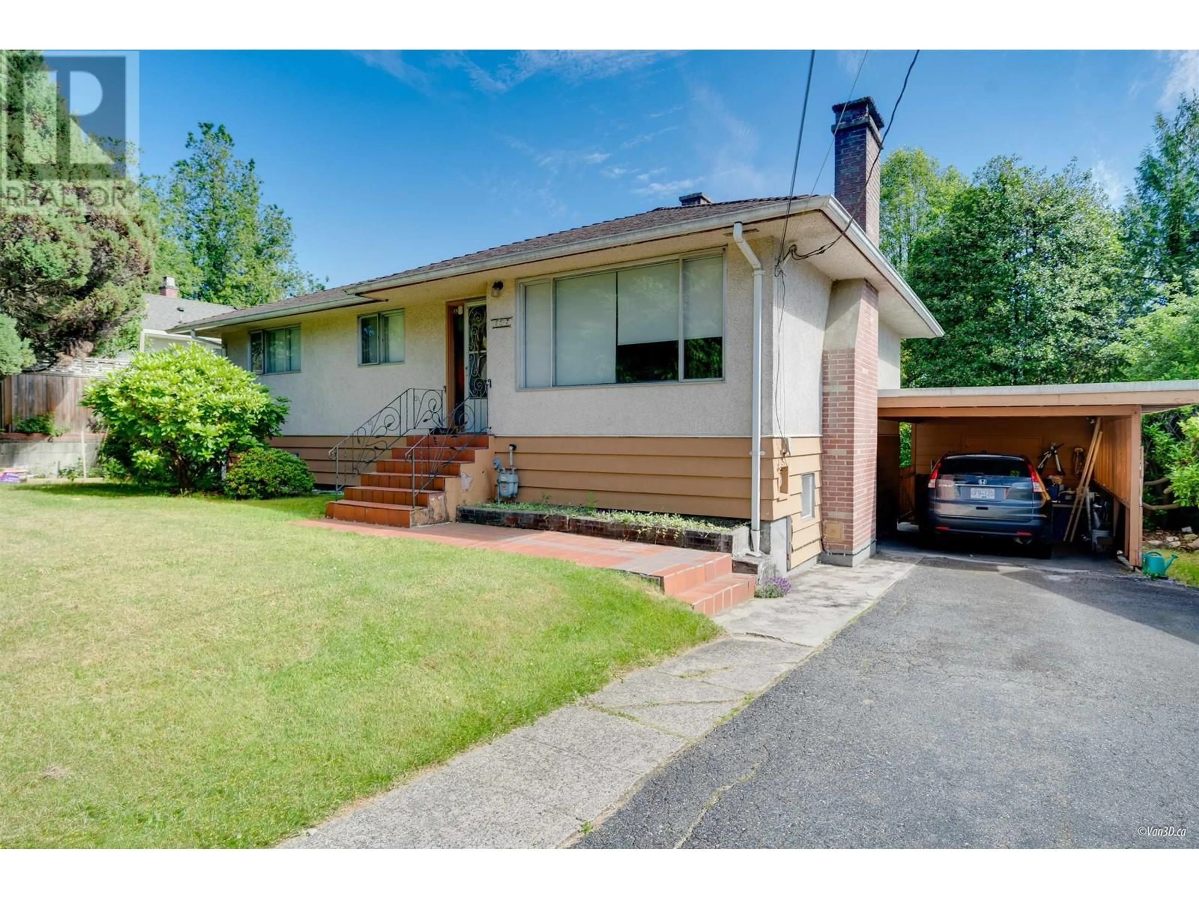 Home with vinyl exterior material, street for 762 EDGAR AVENUE, Coquitlam British Columbia V3K2J5