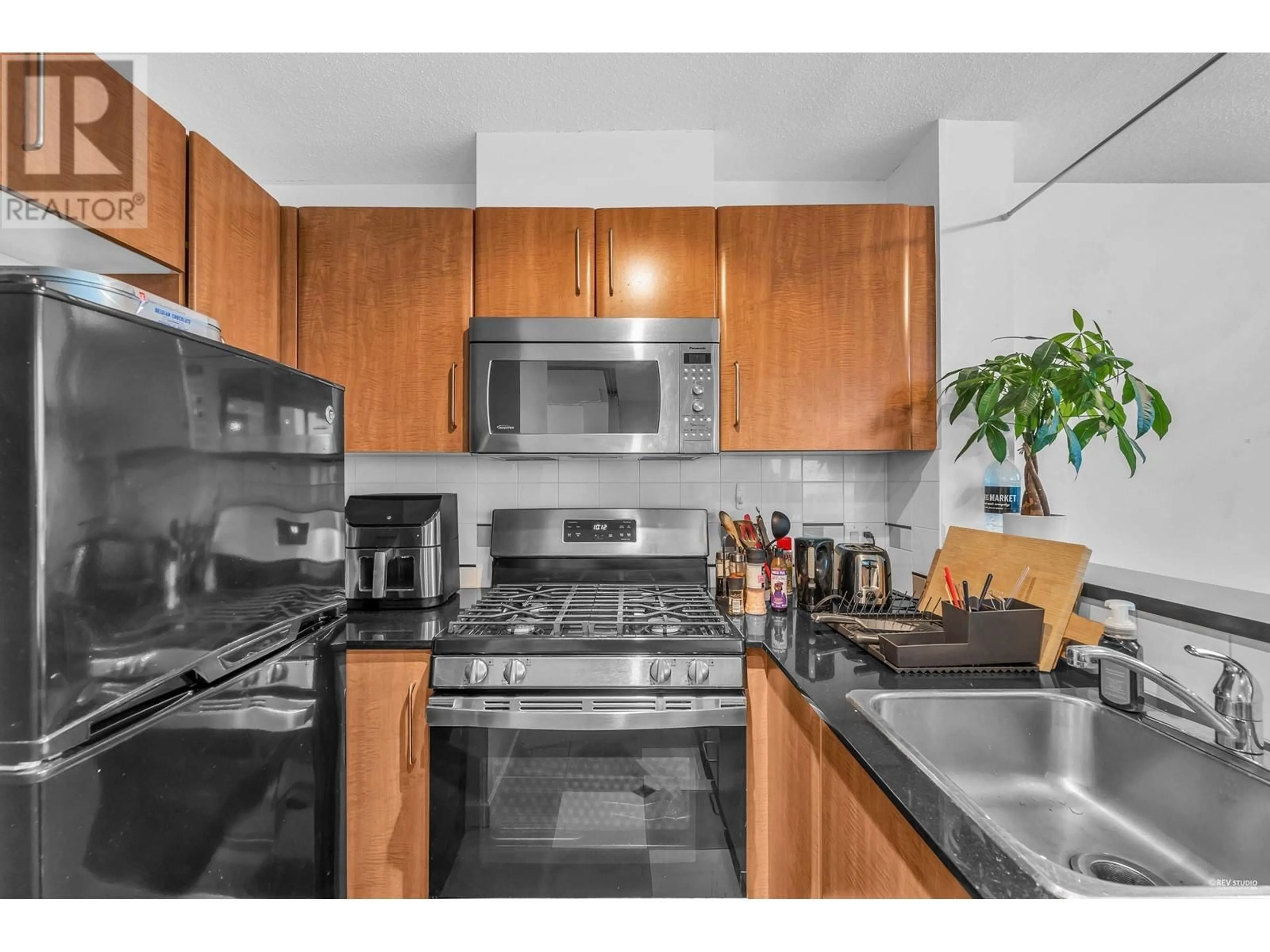 Standard kitchen, unknown for 2801 501 PACIFIC STREET, Vancouver British Columbia V6Z2X6