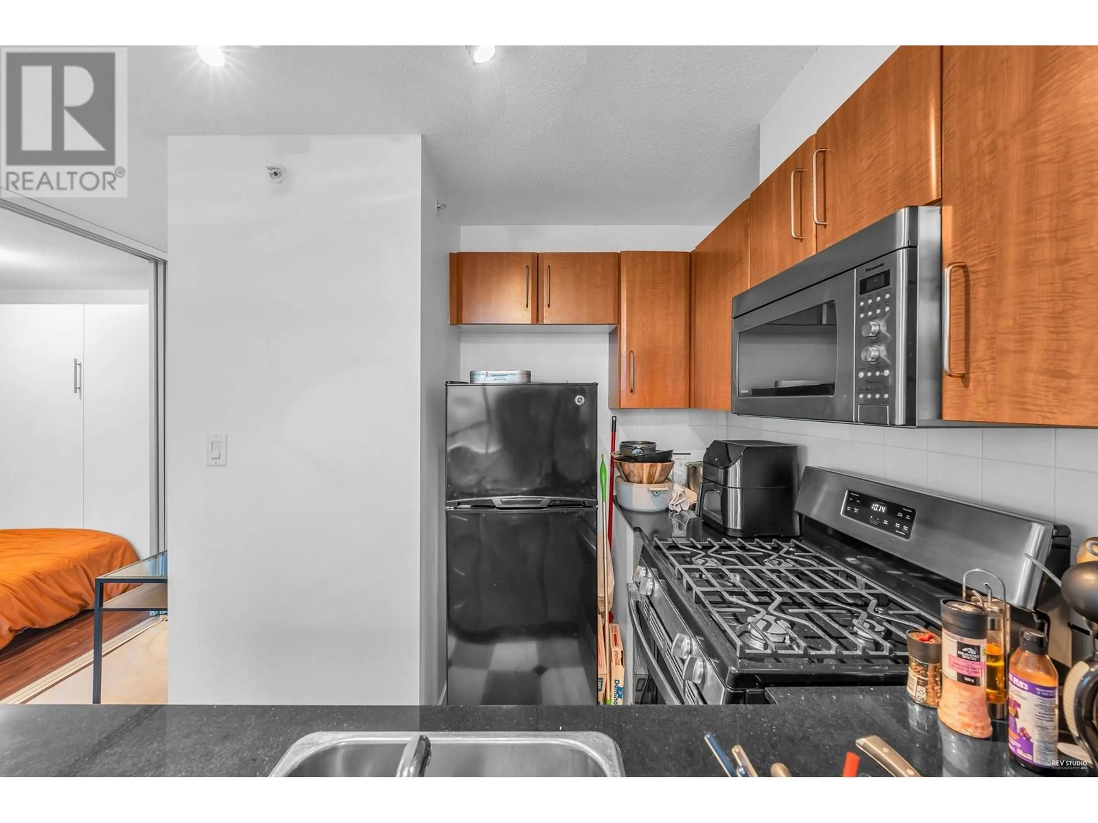 Standard kitchen, unknown for 2801 501 PACIFIC STREET, Vancouver British Columbia V6Z2X6