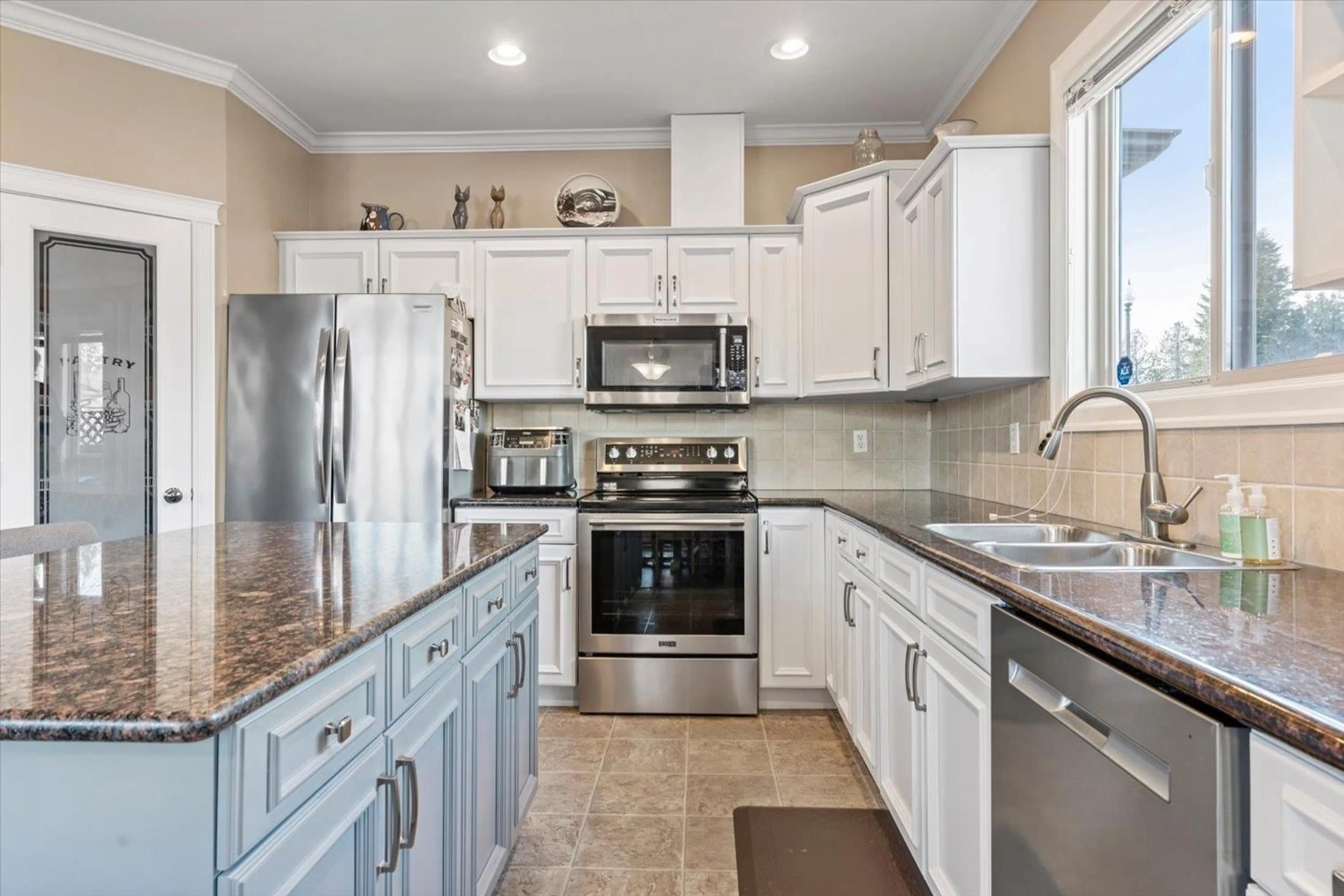 Open concept kitchen, ceramic/tile floor for 1 44465 MCLAREN DRIVE|Sardis South, Chilliwack British Columbia V2R0C1