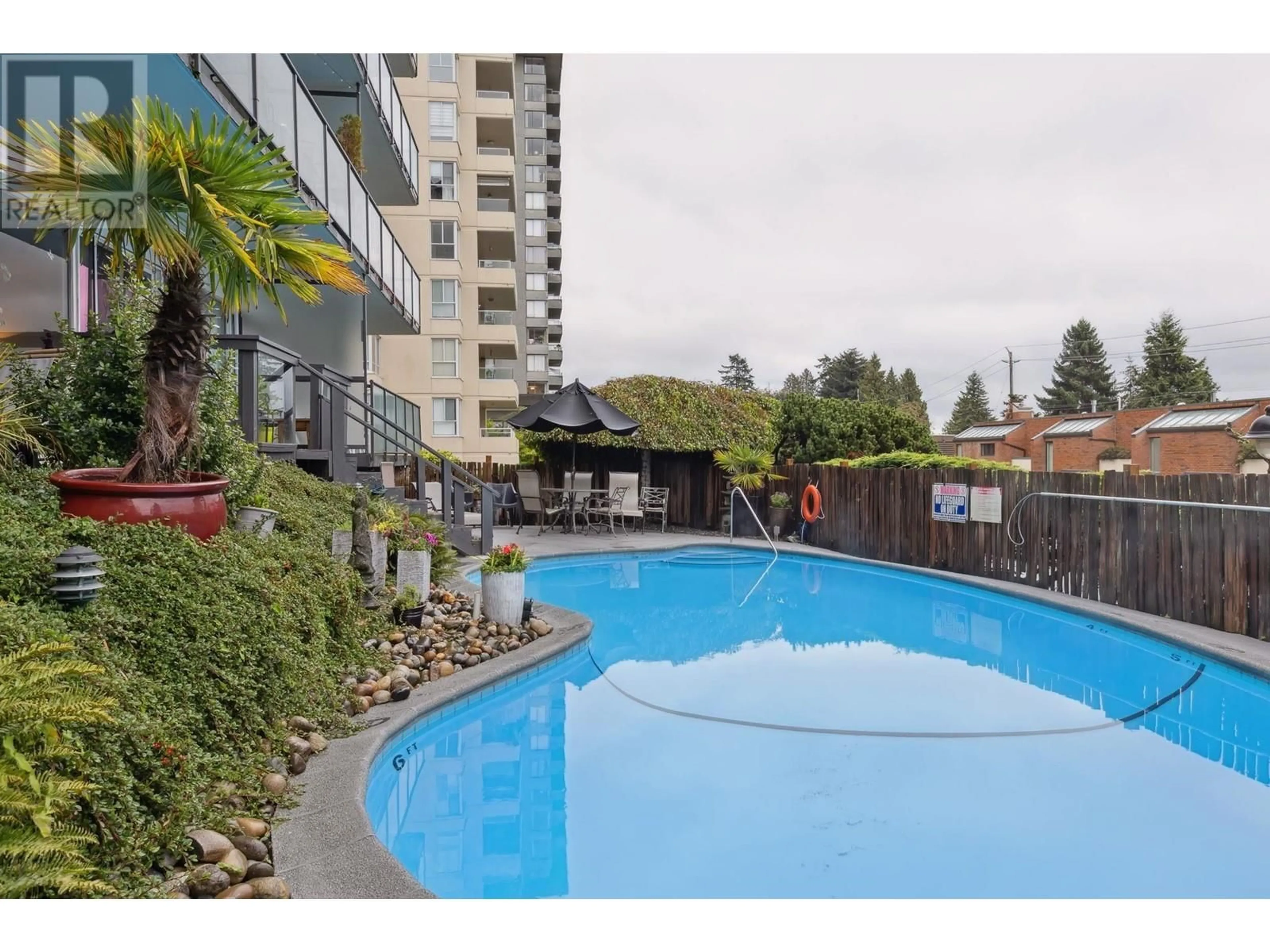 Pool for 102 1845 BELLEVUE AVENUE, West Vancouver British Columbia V7V1B2